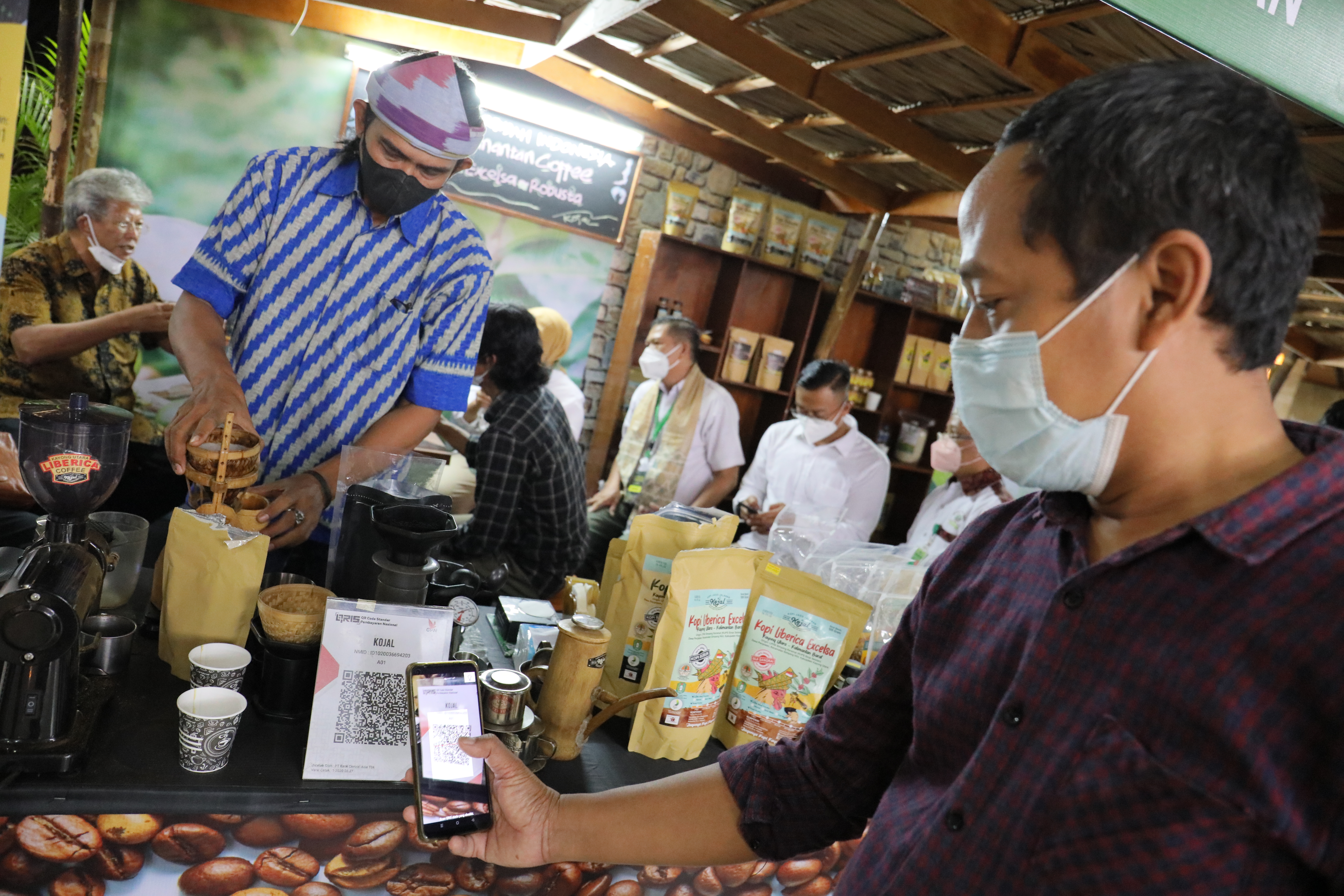 Pengunjung melakukan pembayaran dengan menggunakan QRIS atau pembayaran dengan ode QR di  Festival PeSoNa Kopi Argoforestry 2022.