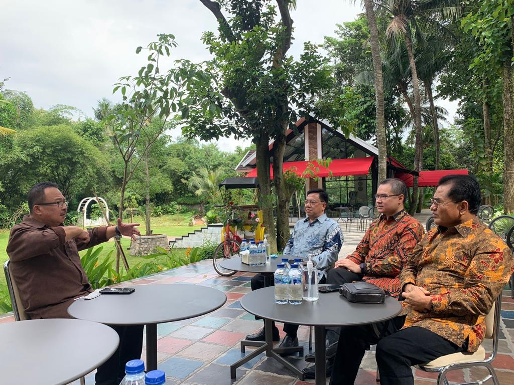 Pertemuan Prof.Rhenald Kasali dengan Direktur Bisnis Universal BPR Thio Usman dan Komisaris Utama Universal BPR Kaman Siboro.