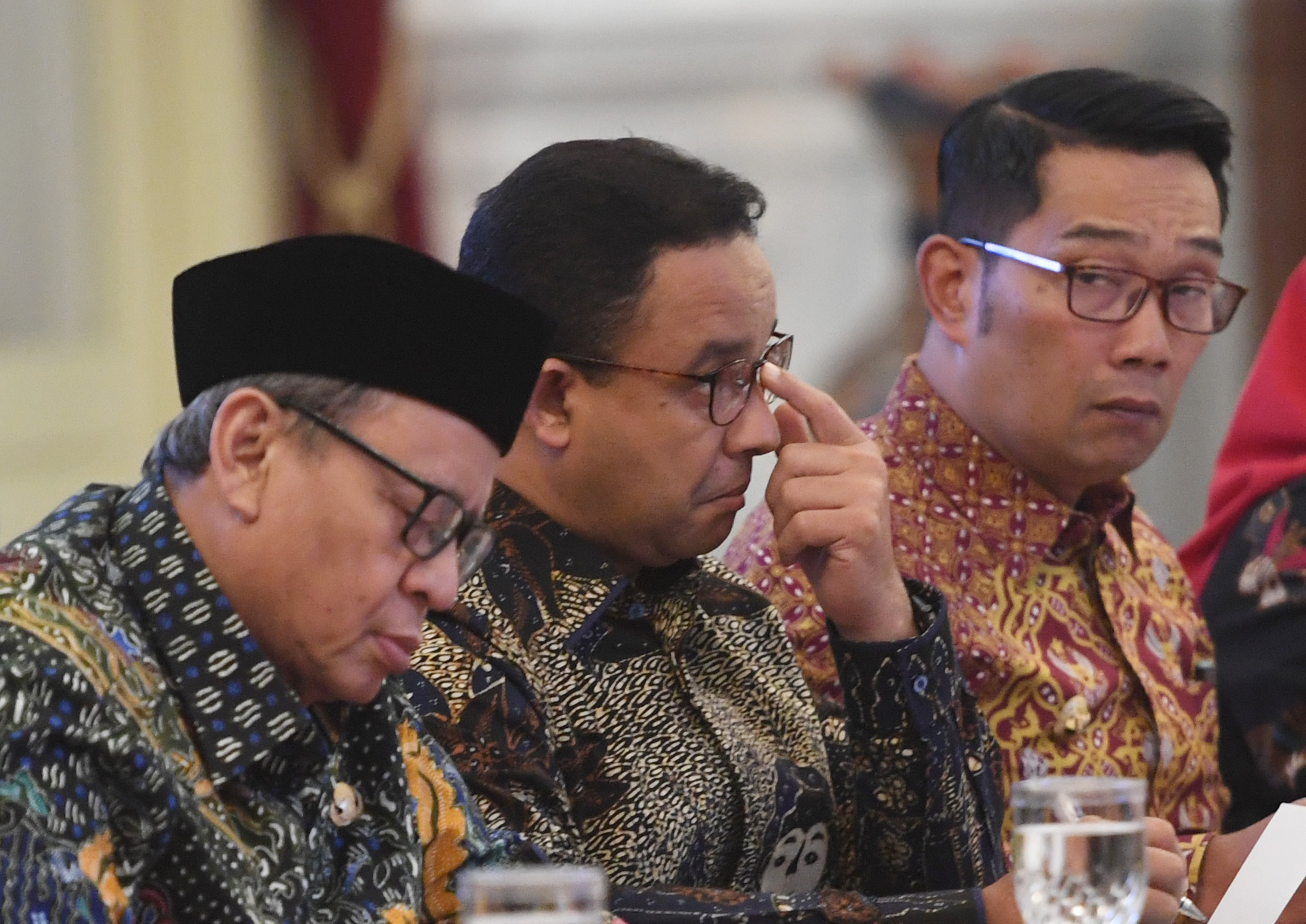 Gubernur Jawa Barat Ridwan Kamil (kanan) dan Gubernur DKI Jakarta Anies Baswedan (tengah) di Istana Merdeka, Jakarta, Rabu (8/1/2020). 