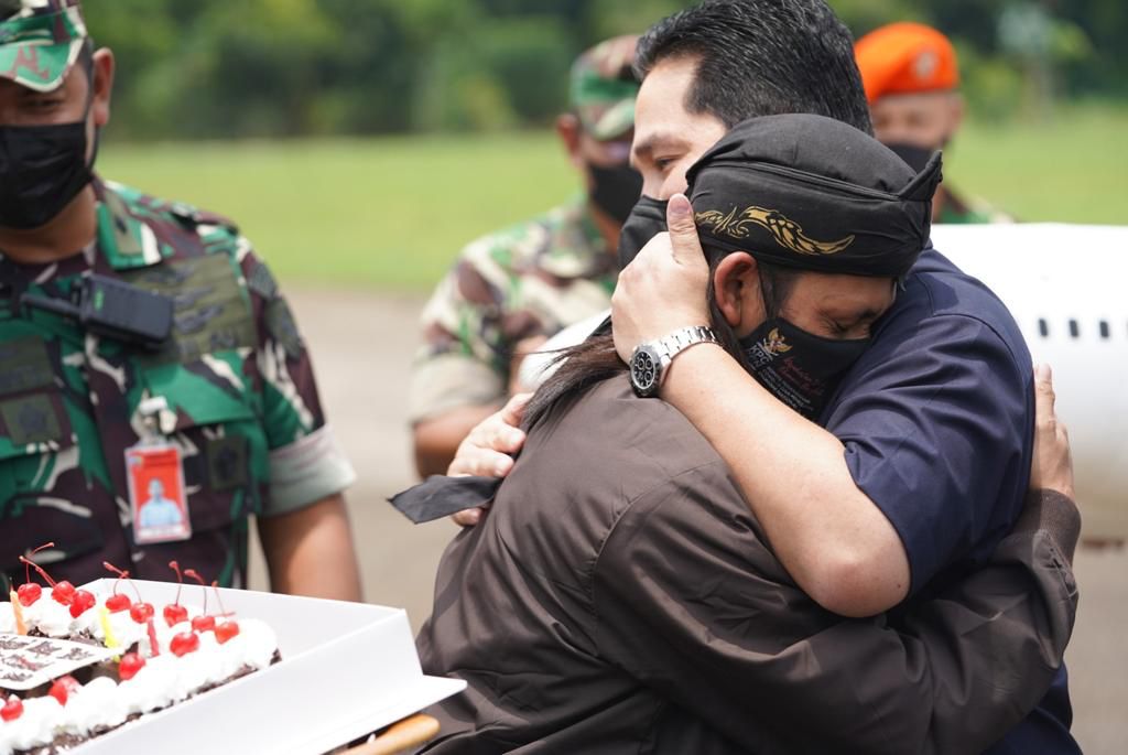 Santri pembuat miniatur pesawat Garuda, Gus Khomaidi (kiri) berpelukan dengan Menteri BUMN Erick Thohir saat bertemu, Selasa (15/2). 