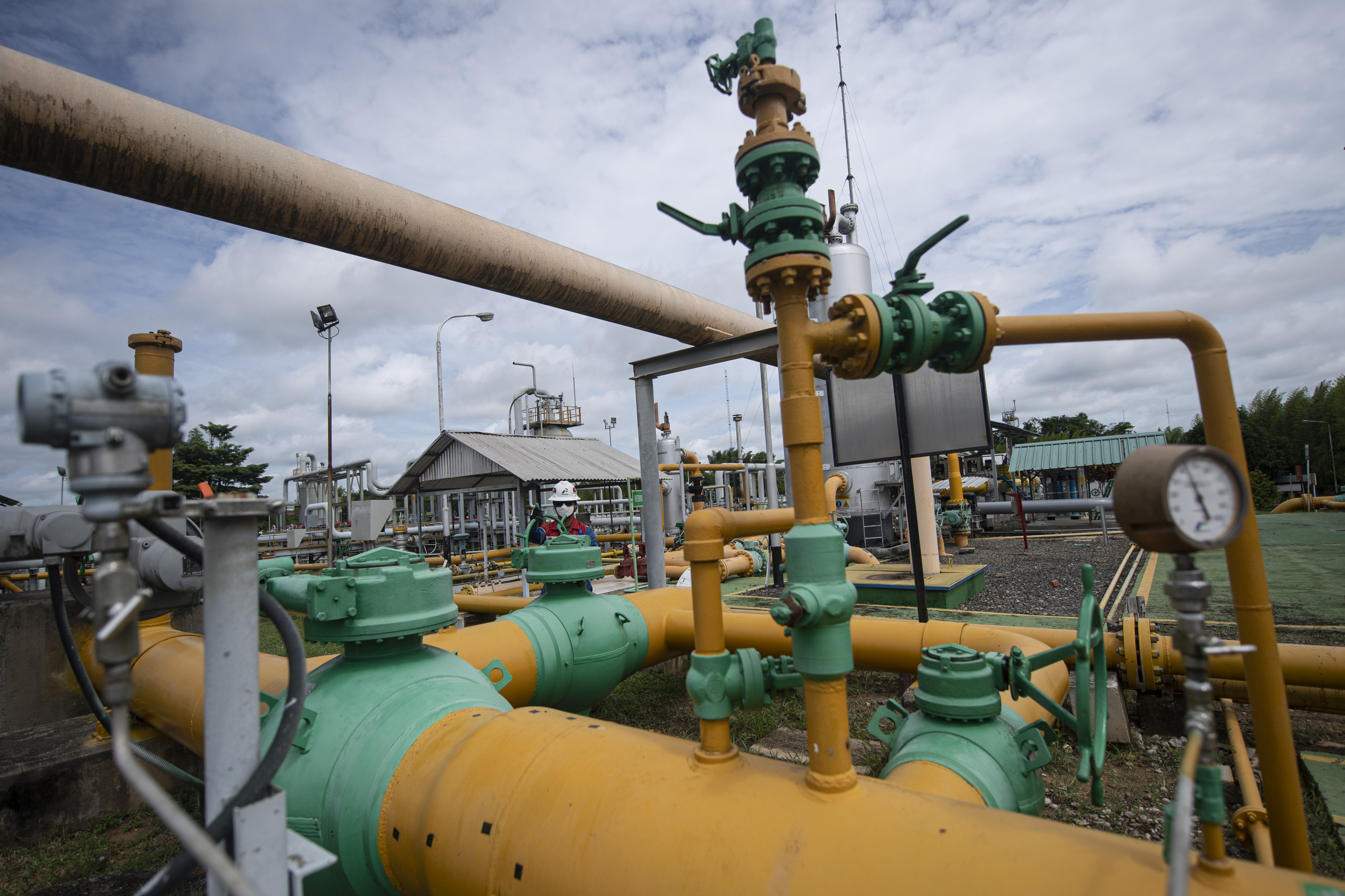 Pekerja Pertamina Hulu Rokan mengecek saluran pipa gas yang di Prabumulih, Sumatera Selatan.