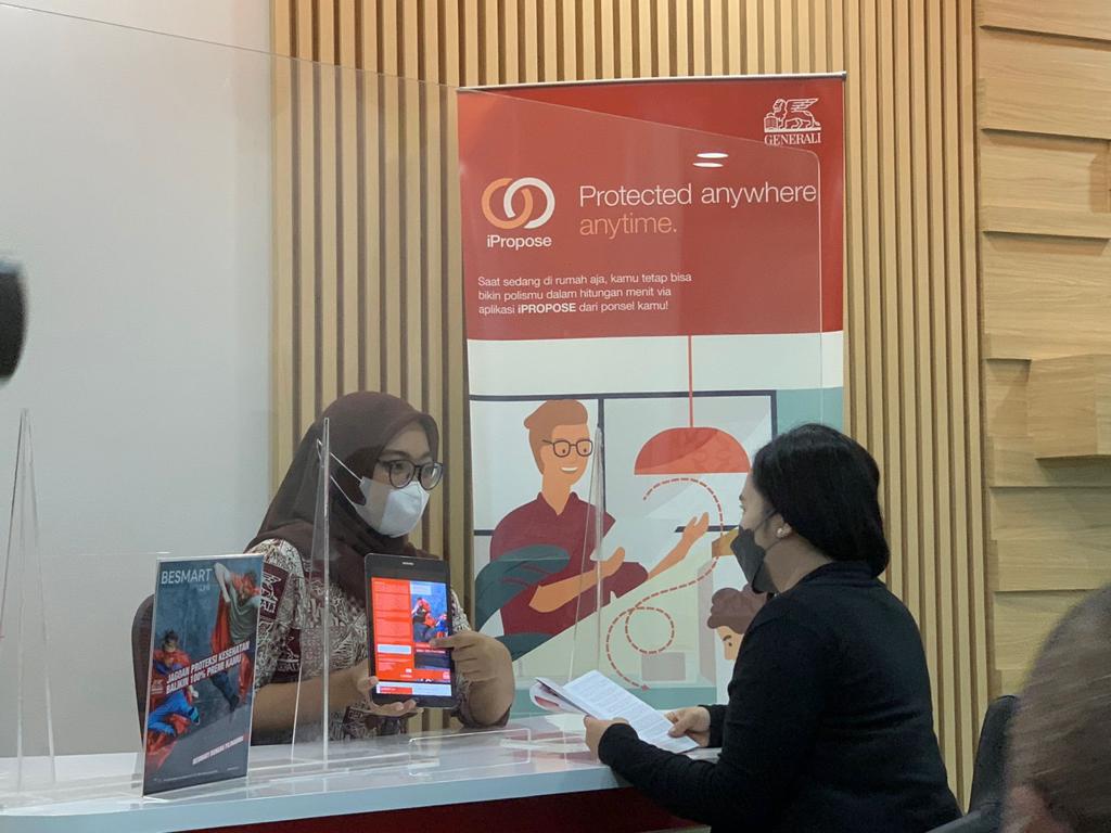 Ilustrasi.Seorang nasabah tengah berkonsultasi.