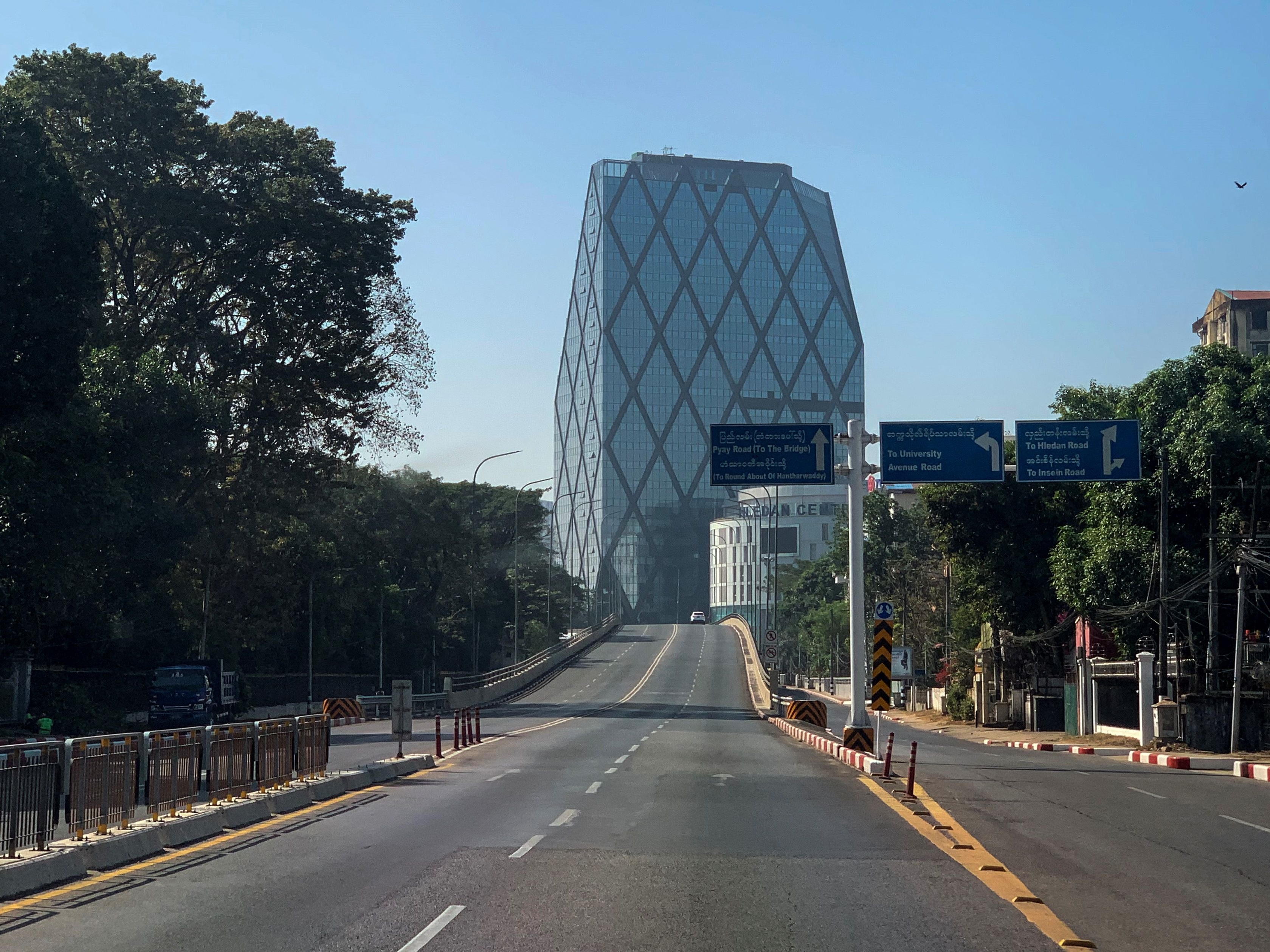 Gambar ini menunjukkan jalan kosong di Yangon pada 1 Februari 2022.
