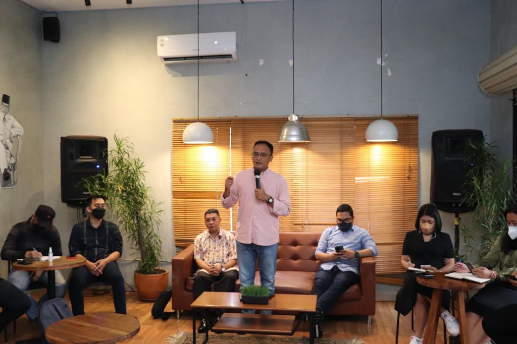 Ketua Perkumpulan Kader Bangsa Dimas Oky Nugroho (berdiri)