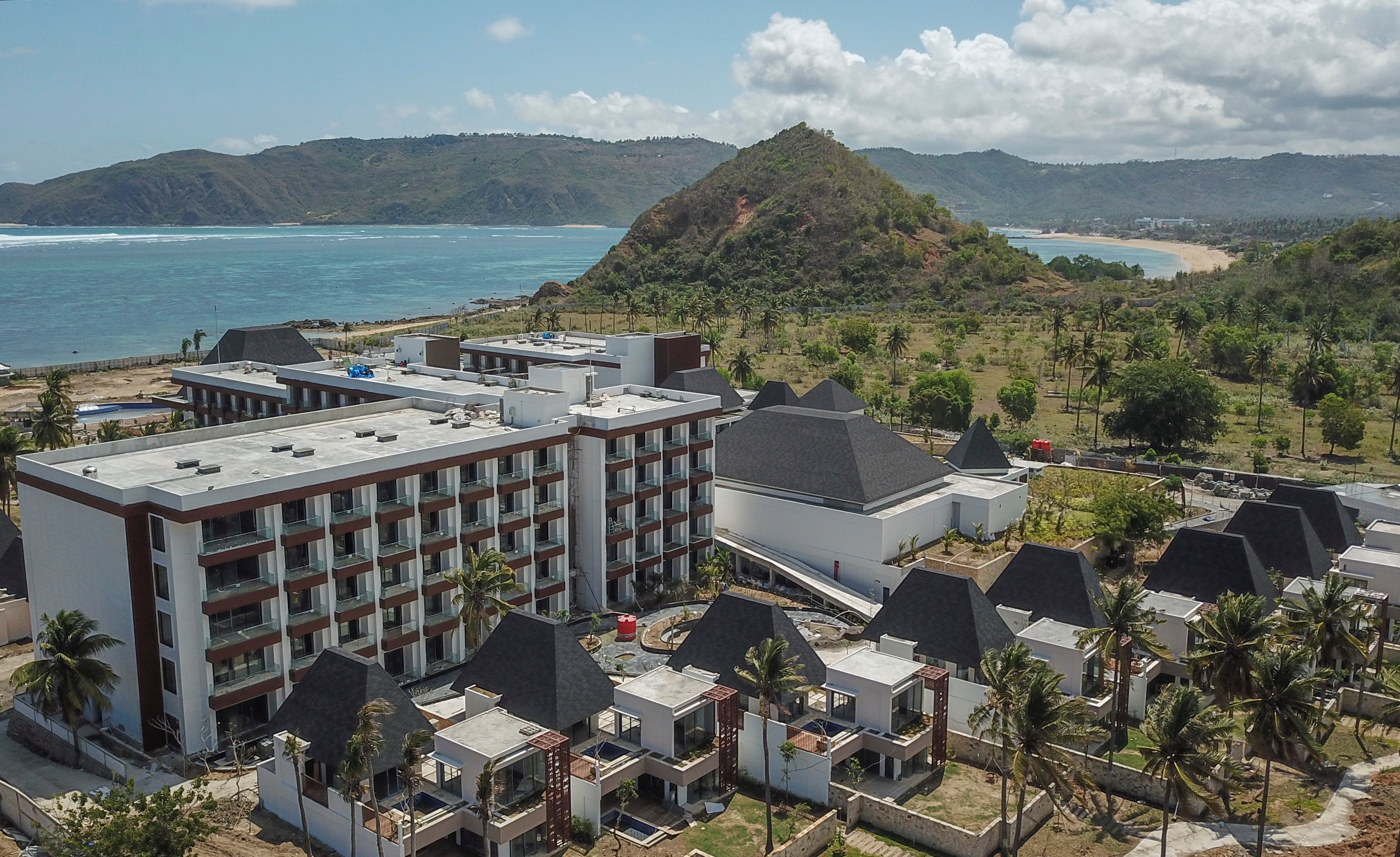  Foto udara kompleks Hotel Pullman di Kawasan Ekonomi KhususÊ(KEK) Mandalika di Kuta, Lombok Tengah