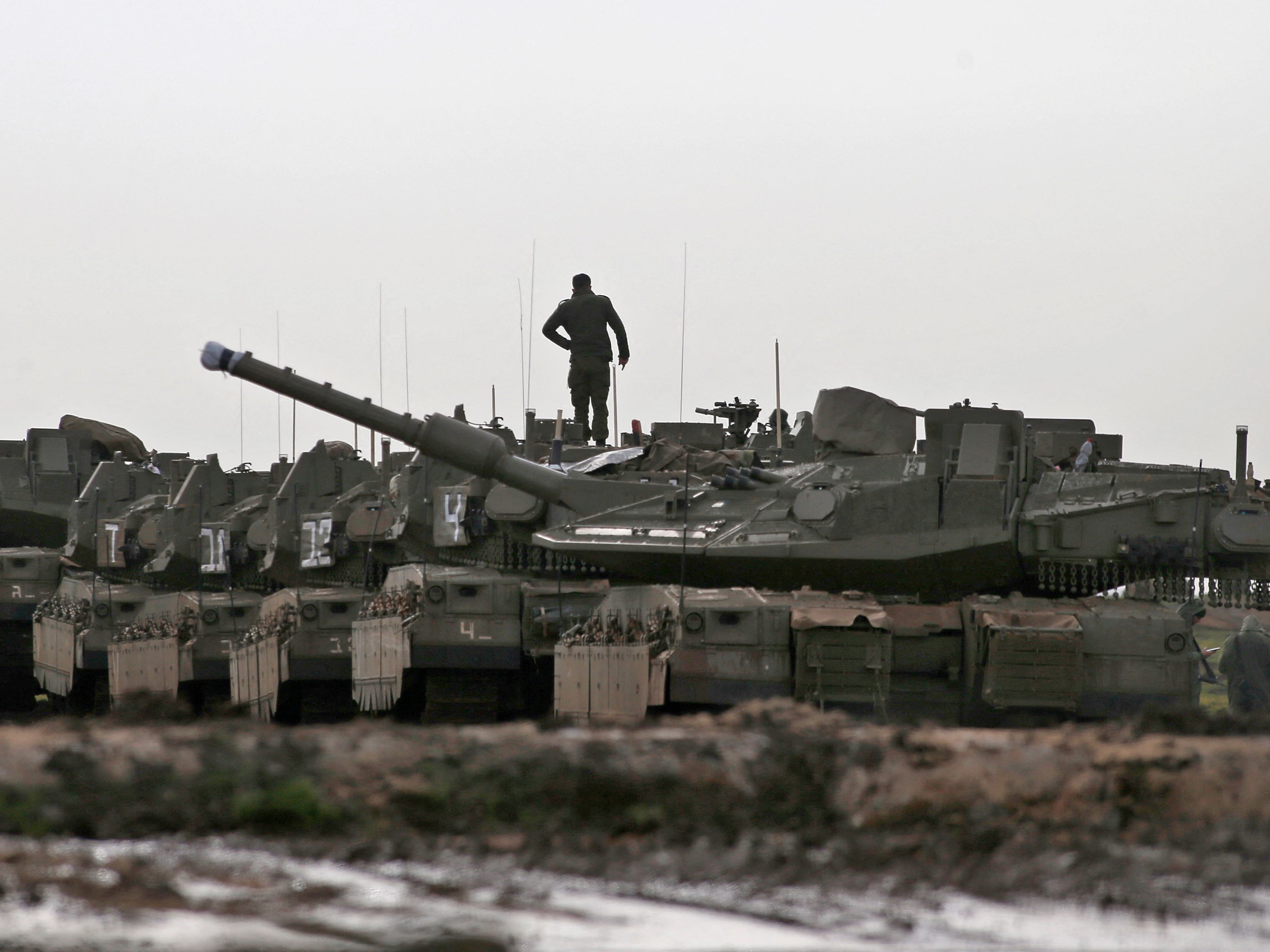 Tank tempur Merkava Israel ditempatkan selama latihan militer di dekat Kibbutz of Ortal di Dataran Tinggi Golan yang dicaplok Israel.