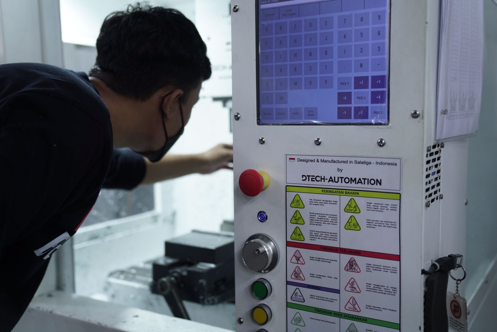 Mesin CNC produksi Dtech yang sudah memenuhi 40 persen TKDN