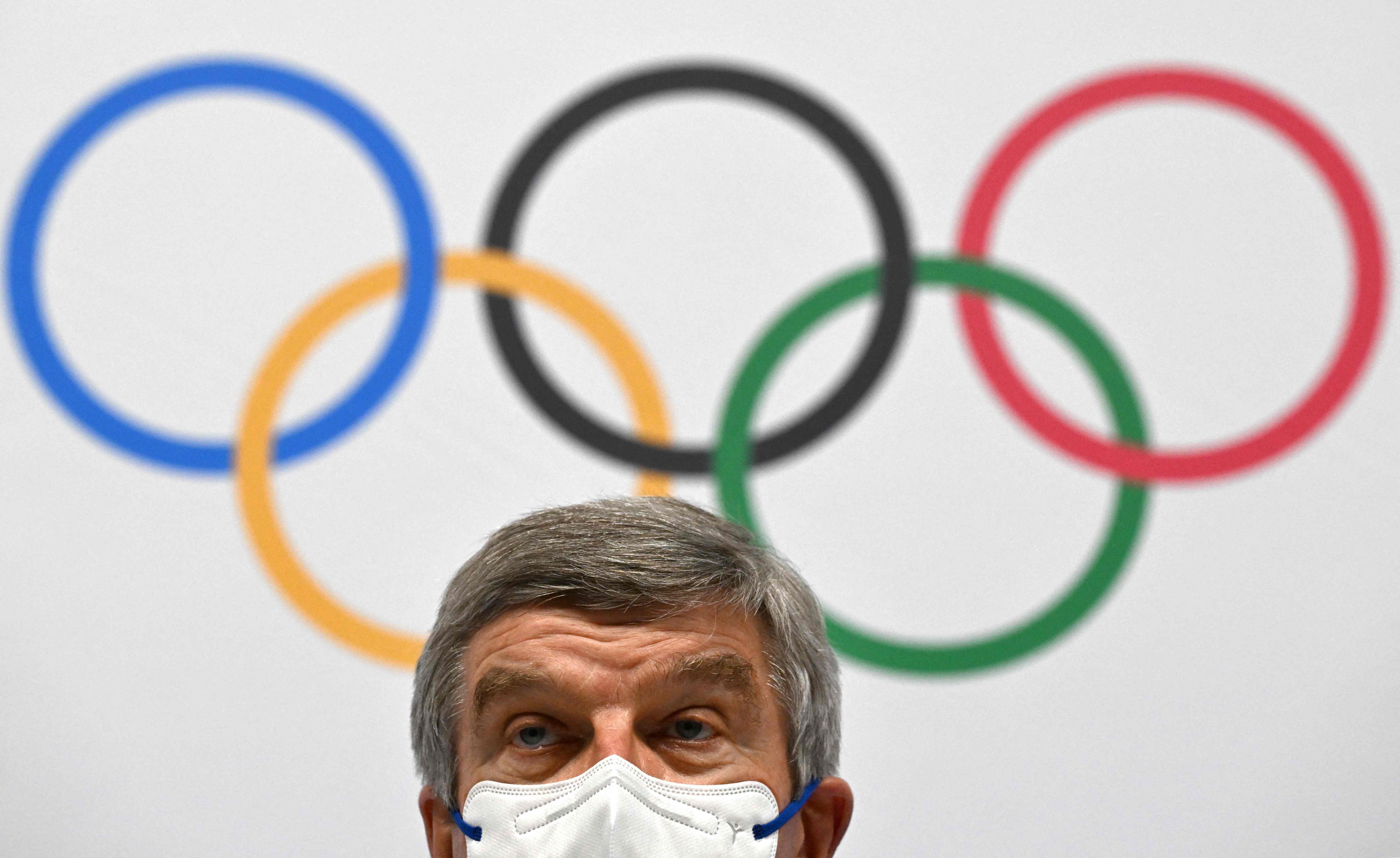 Presiden Komite Olimpiade Internasional (IOC) Thomas Bach berbicara kepada wartawan selama konferensi pers di Pers Room, pada 18/2/2022.