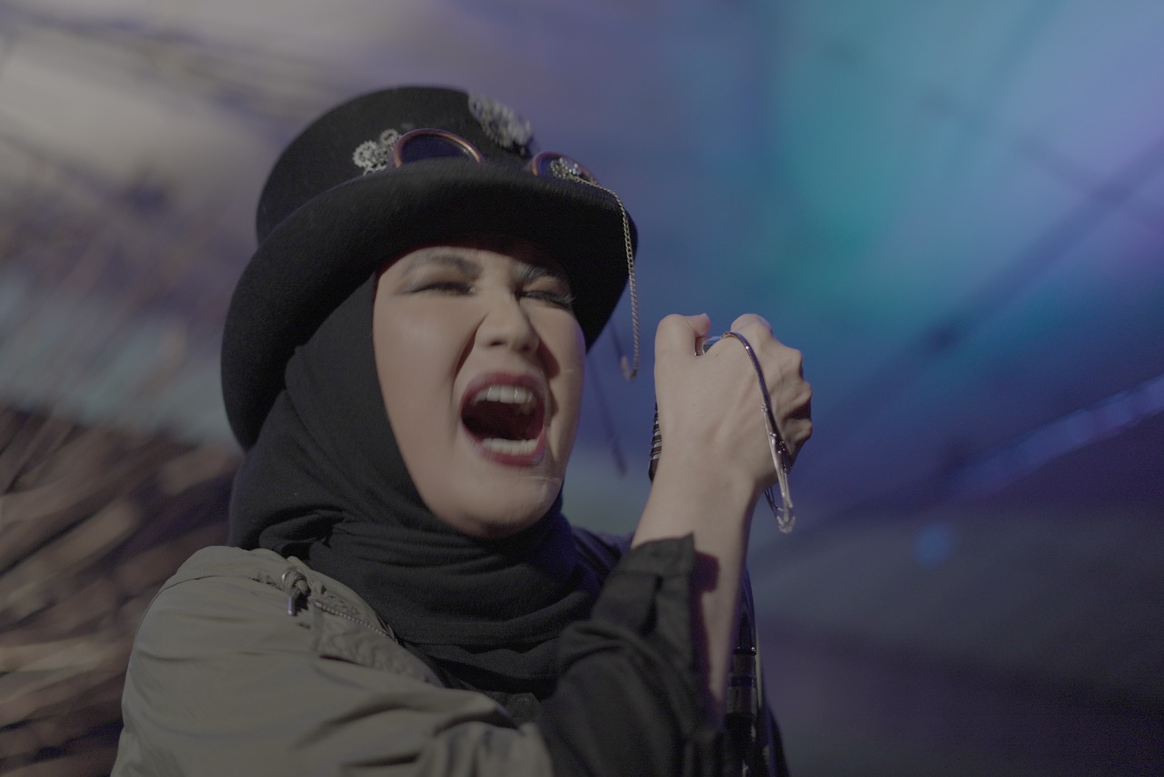 Aksi panggung Lady Rocker Indonesia, Nicky Astria.