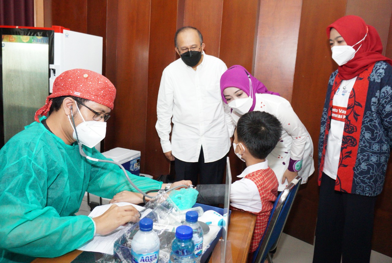  Seorang anak menjalani vaksinasi di Sentra Vaksinasi Generasi Maju untuk anak yang digelar Danone Indonesia dan Pemprov Jabar di Bandung