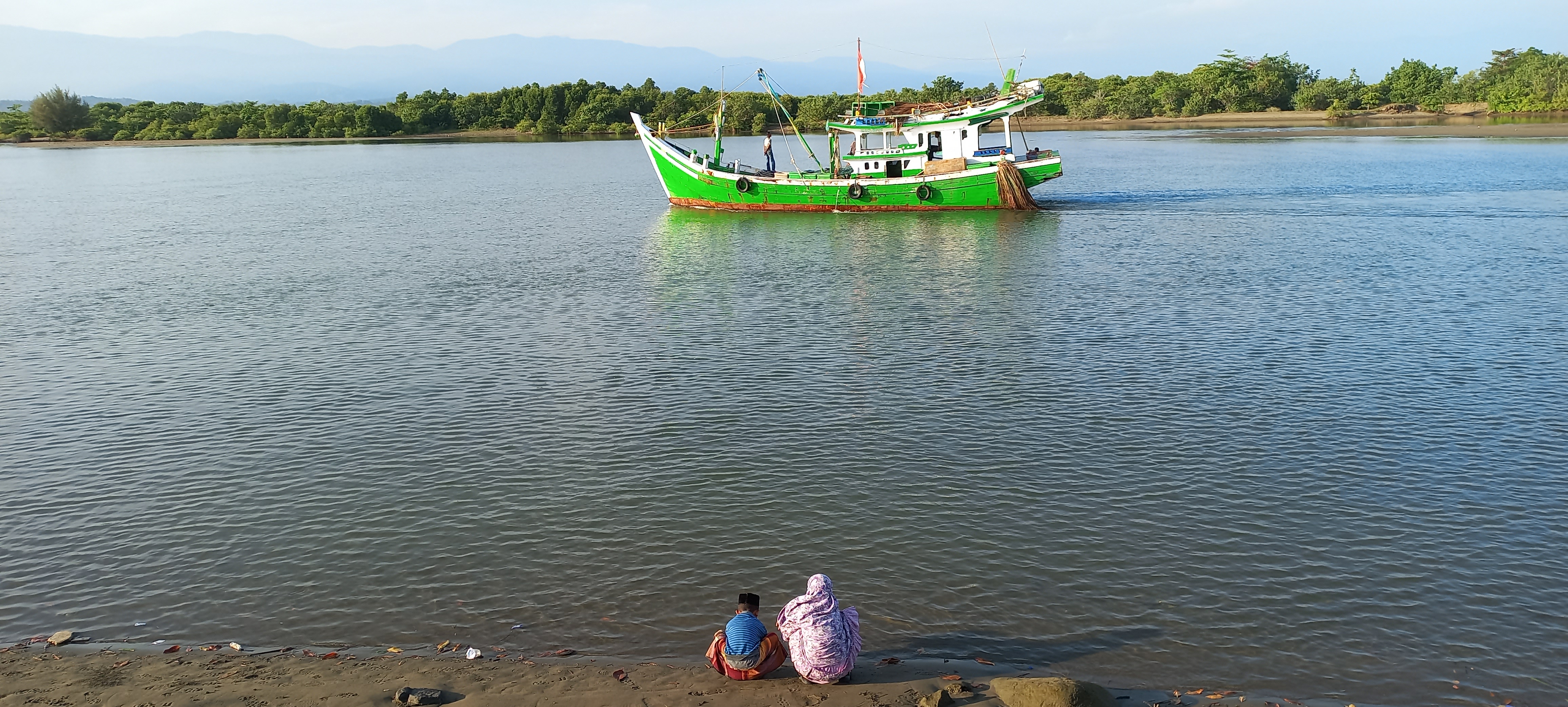 Kapal nelayan hendak pergi melaut