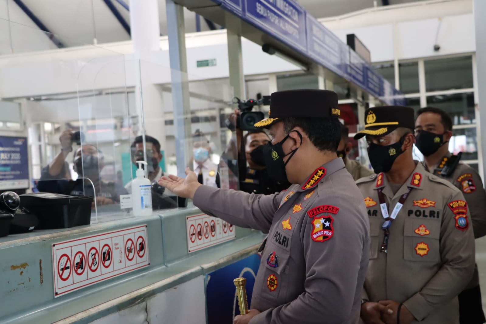 Kapolri Jenderal Listyo Sigit Prabowo saat meninjau langsung kawasan Terminal Feri Bandar Bintan Telani, Kepulauan Riau (Kepri).