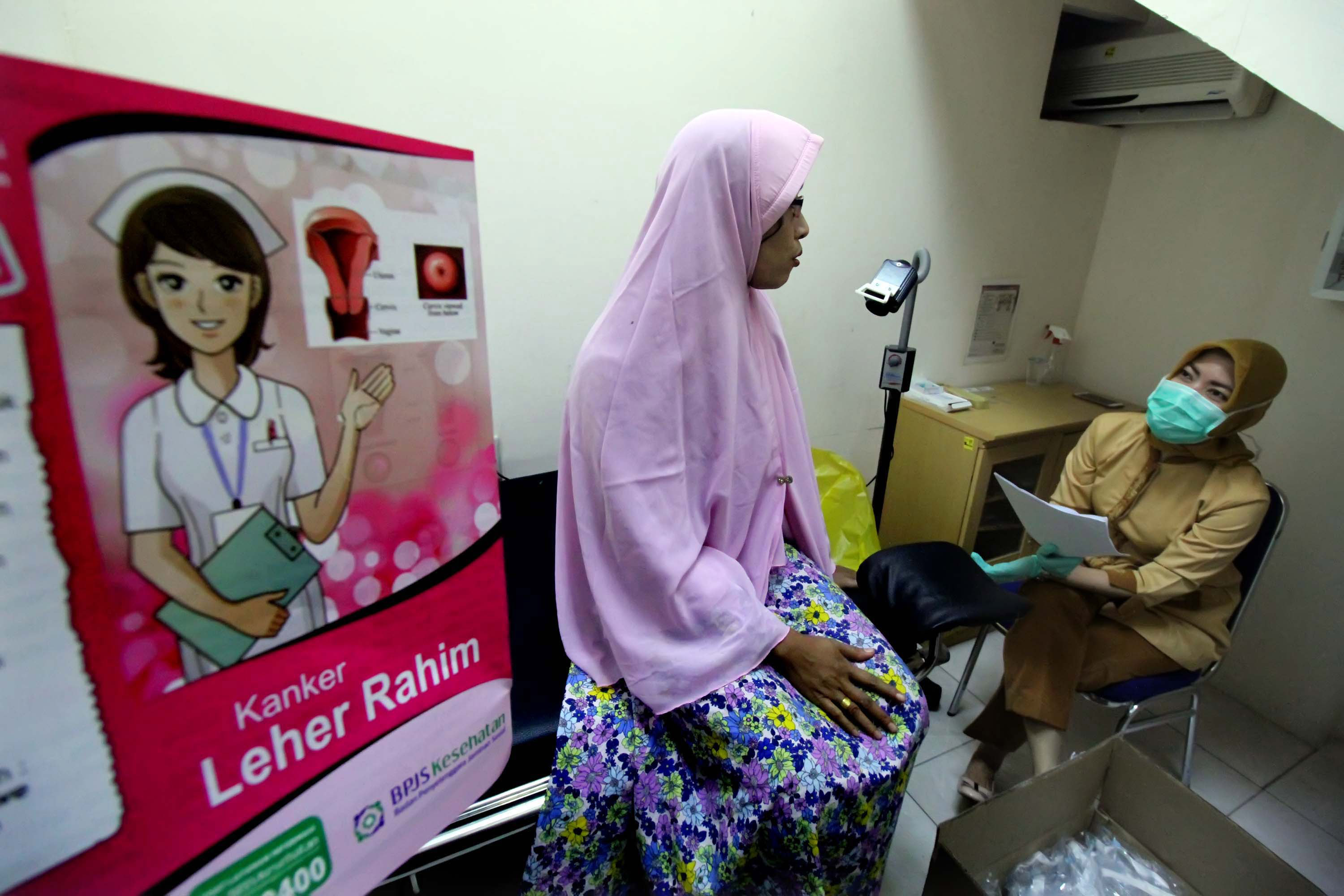 Seorang guru akan menjalani pemeriksaan Inspeksi Visual Asam Asetat (IVA)/Pap Smear gratis di Lhokseumawe, Provinsi Aceh.