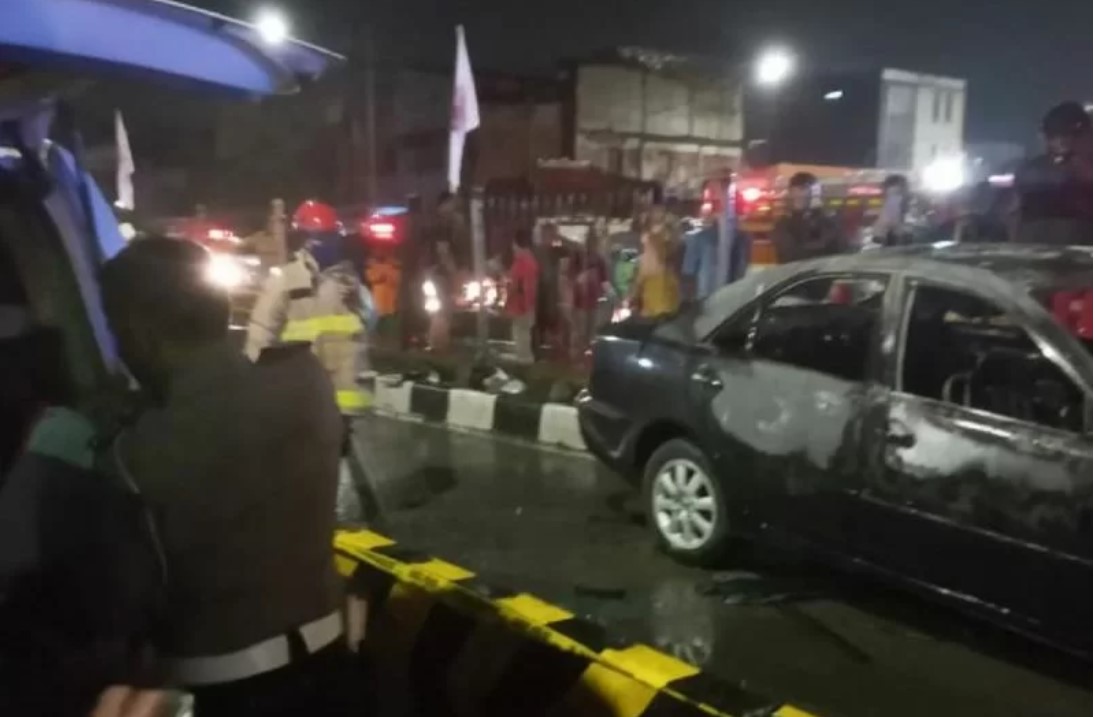 Mobil sedan terbakar setelah menabrak separator TransJakarta di kawasan Senen, Jakarta Pusat, Senin (7/2/2022) dini hari.