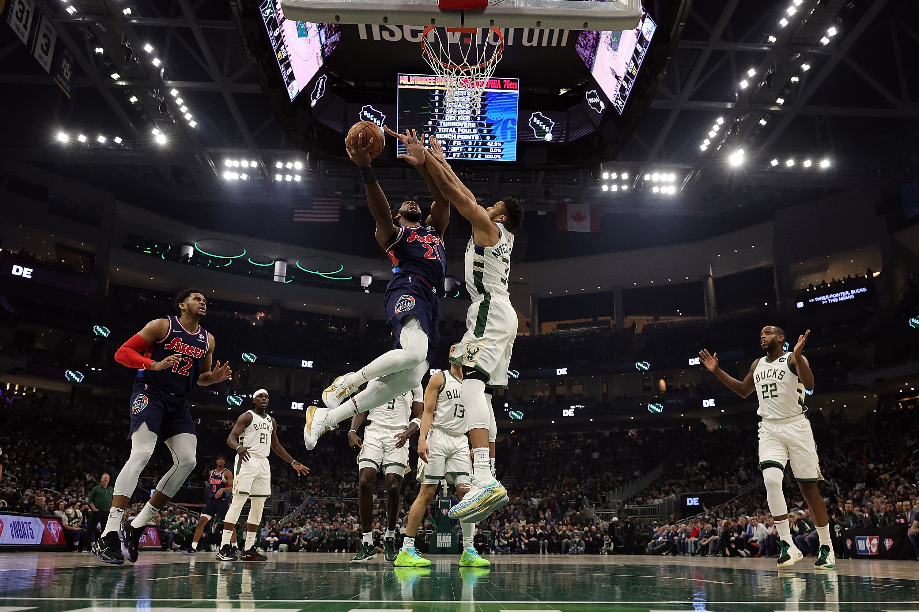 Bintang Philadelphia 76ers, Joel Embiid, berusaha menjaringkan bola yang diblok bintang Milwaukee Bucks, Giannis Antetokounmpo.