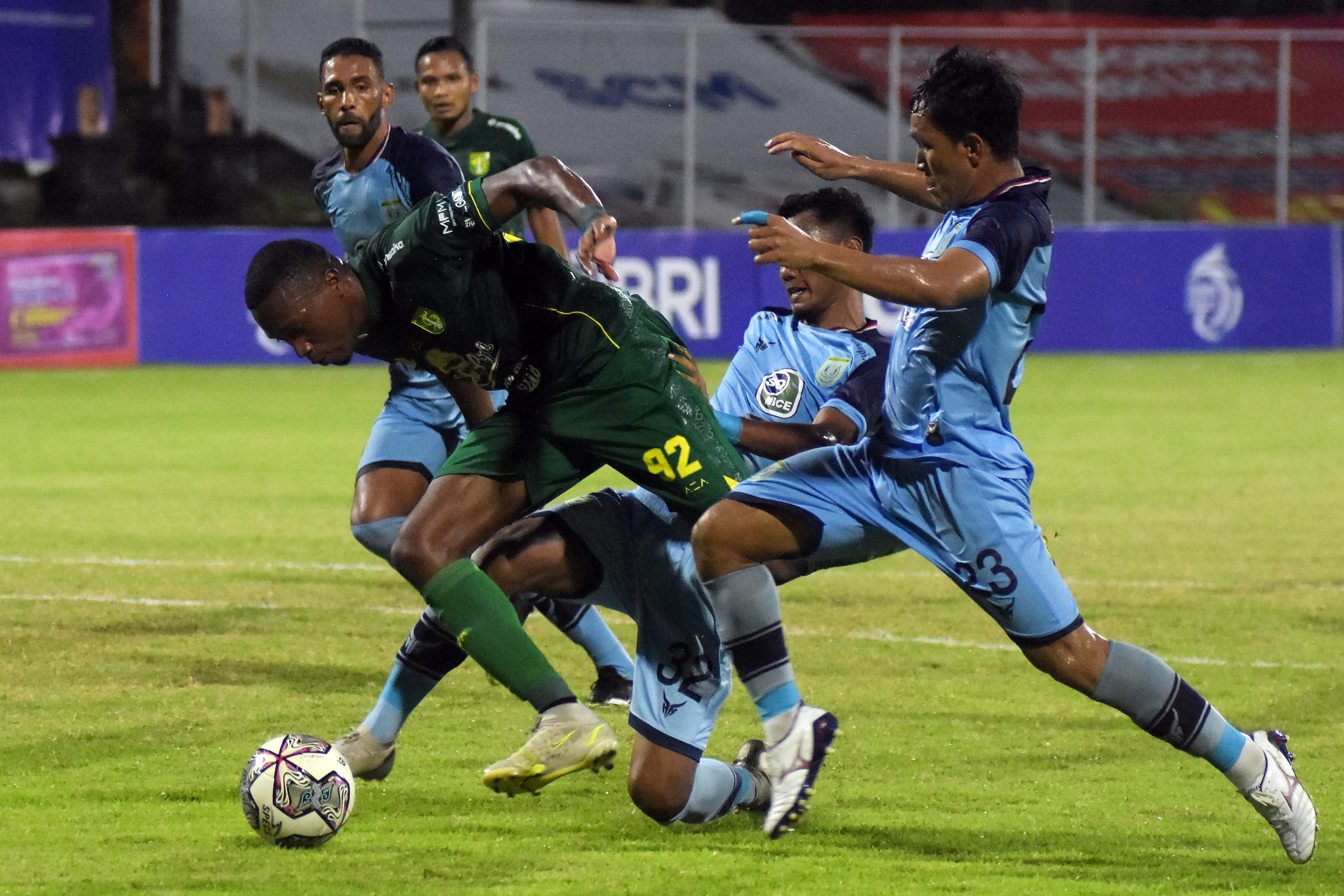 Laga Liga 1 antara Persebaya dan Persela.