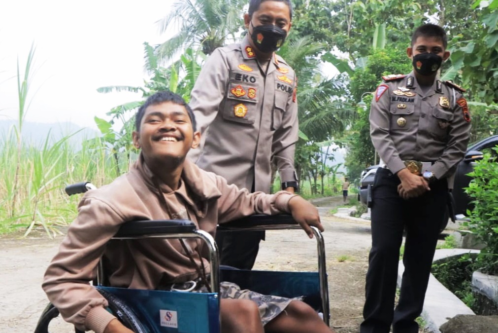 Kapolres AKB Eko Prasetyo menyerahkan kursi roda kepada Antok, difabel asal Dusun Kalisoga, Desa Banyuripan, Klaten. 