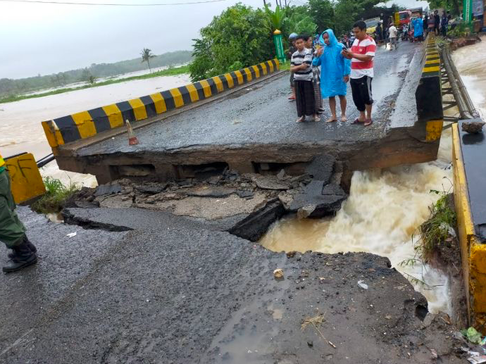 Ilustrasi - Sebuah jembatan di Kecamatan Mataraman Kabupaten Banjar, Kalimantan Selatan putus akibat banjir.