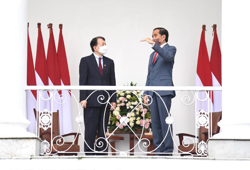 Presiden Joko Widodo bersama Presiden ADB Masatsugu Asakawa
