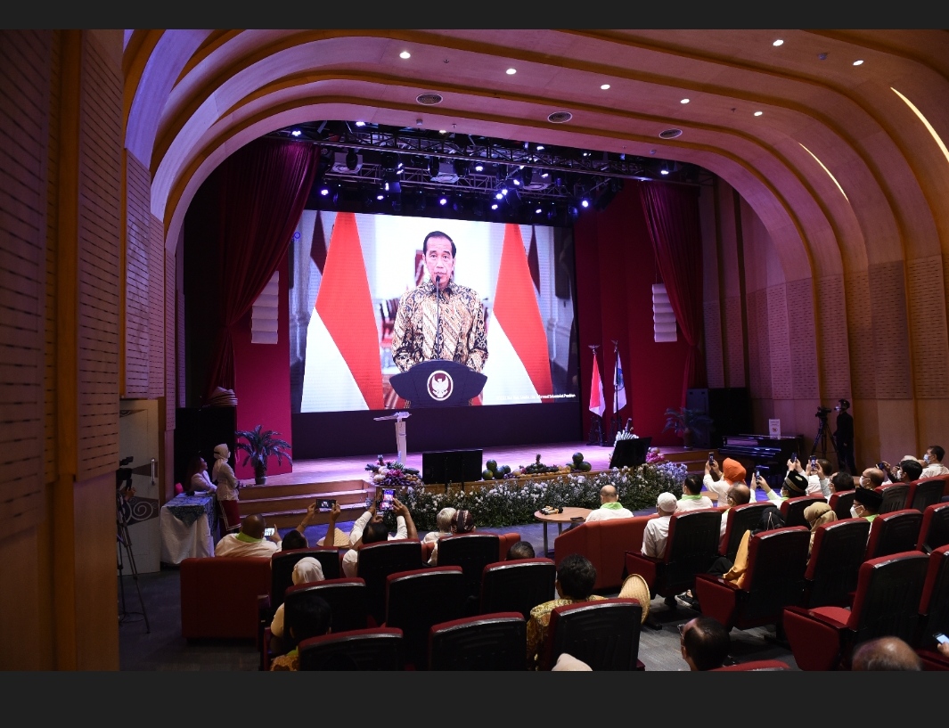 Presiden Jokowi memberi sambutan pada acara pelantikan Pengurus Maporina di Perpustakaan Nasional pada Selasa (22/2). 