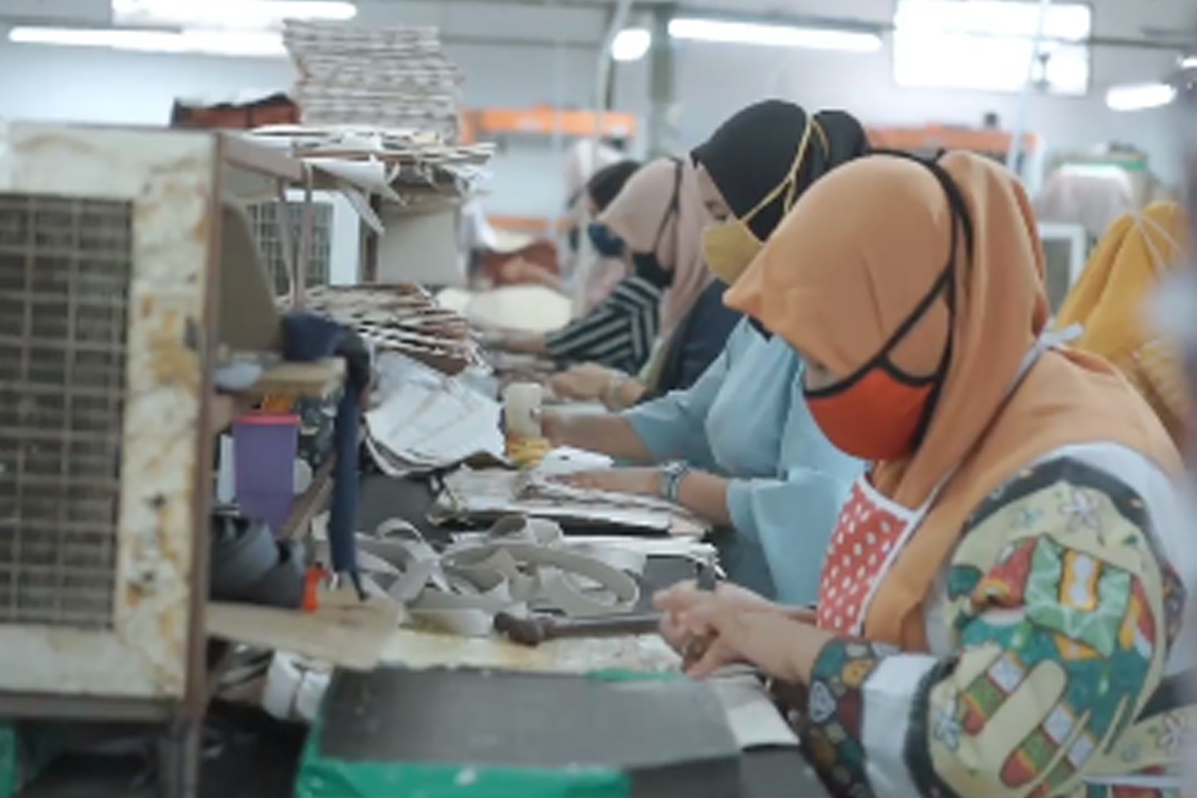 Proses pembuatan produk Hody.id yang merupakan produsen tas dalam negeri.