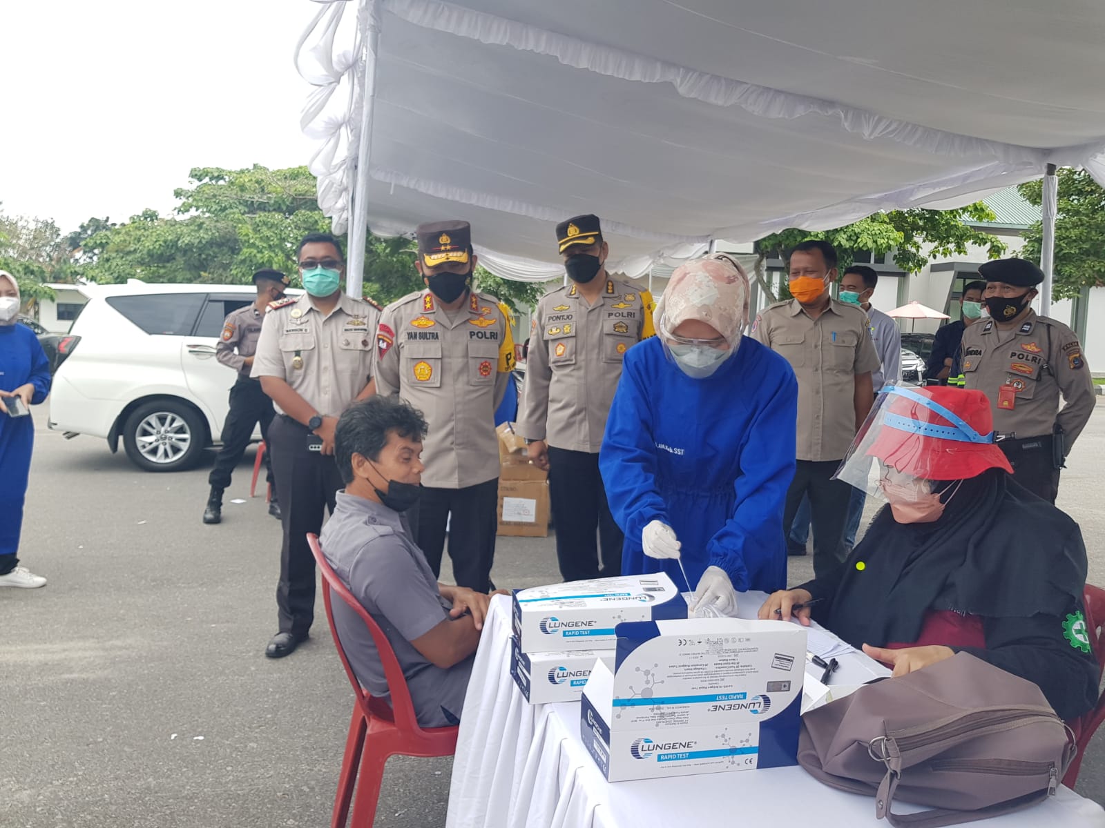 Kapolda Bangka Belitung, Irjen Yan Sultra Indrajaya menyaksikan screening yang dilakukan PT Timah Tbk untuk cegah varian omikron, Rabu (16/2