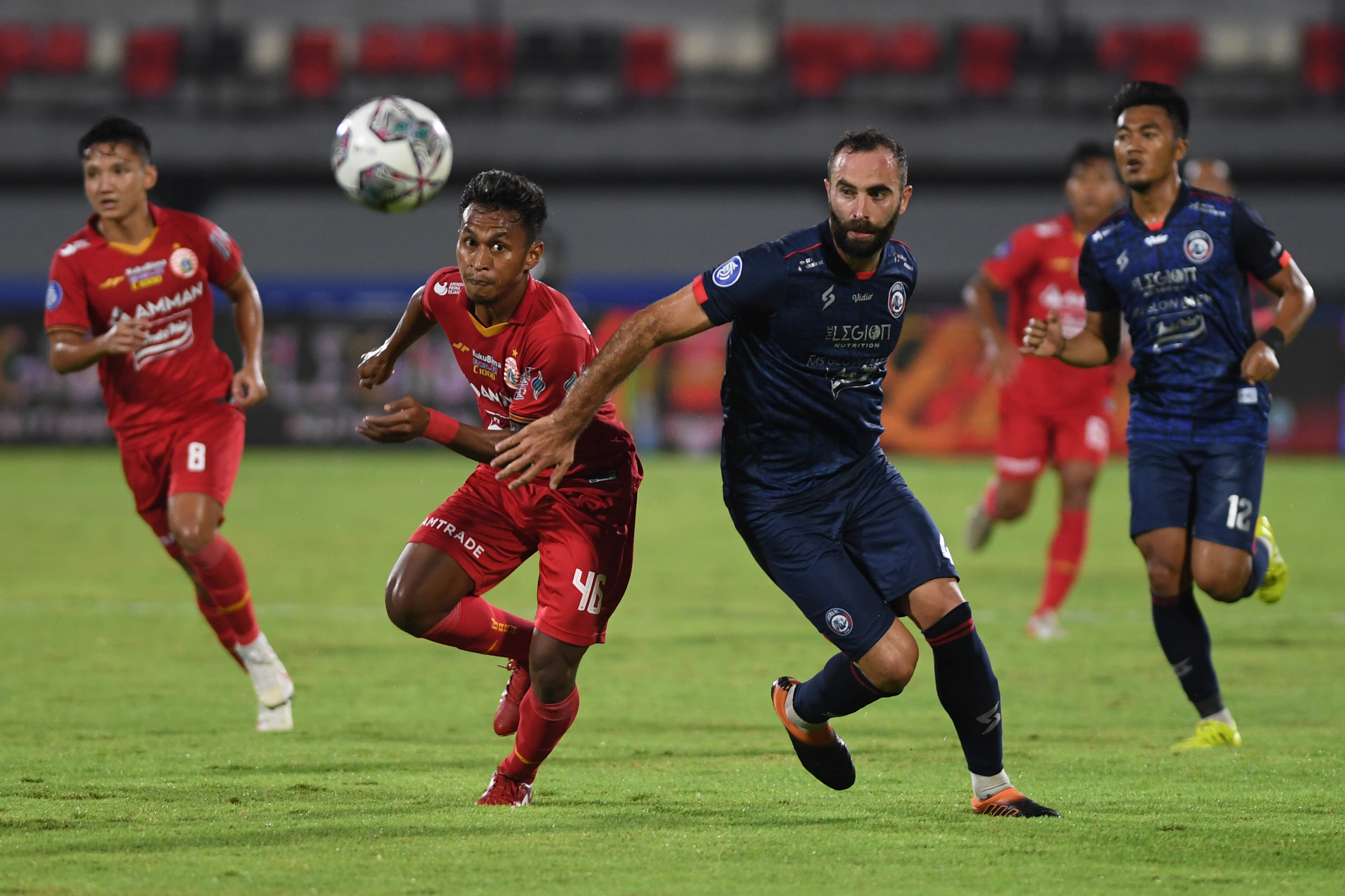 Pemain Persija Osvaldo Haay (kedua kiri) mengejar bola yang dibayangi pemain Arema FC Sergio Silva pada laga Liga 1, Sabtu (5/2).  