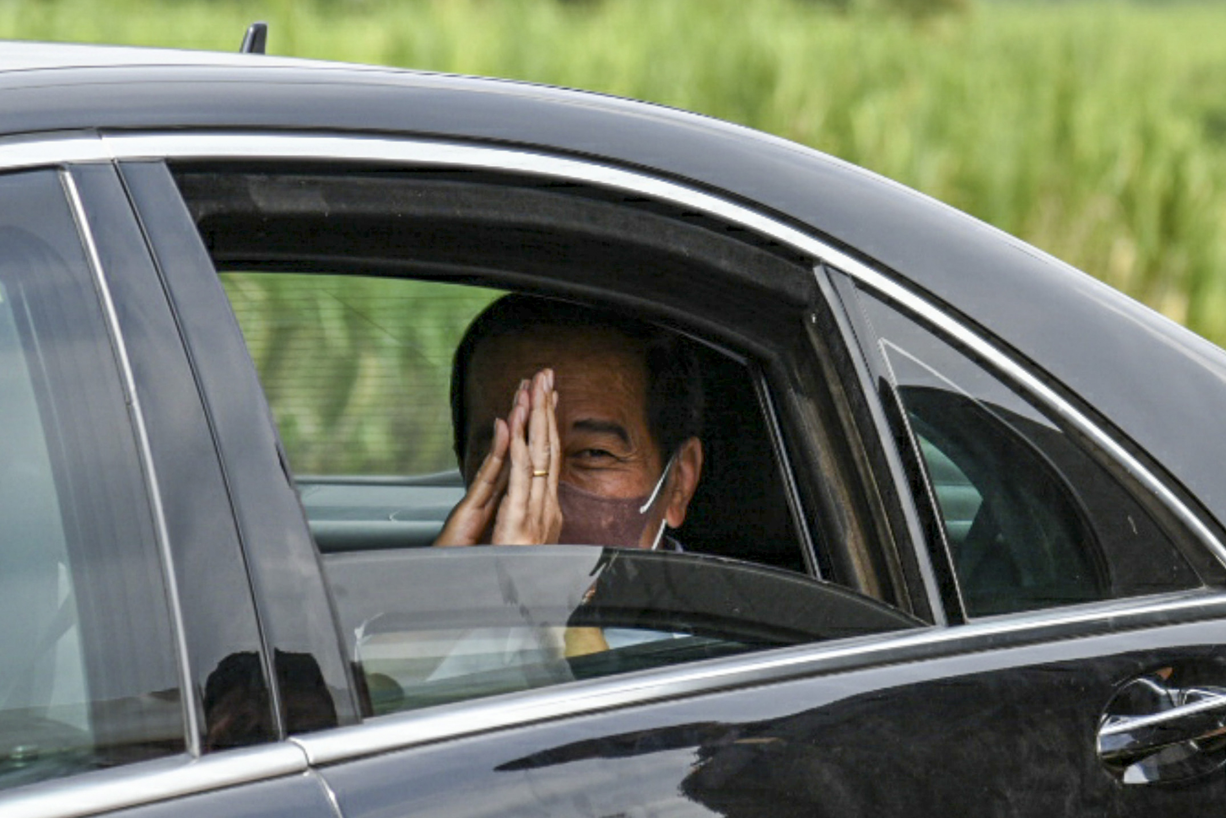 Presiden Jokowi melambaikan tangan seusai meresmikan Jalan Tol Trans Sumatera.
