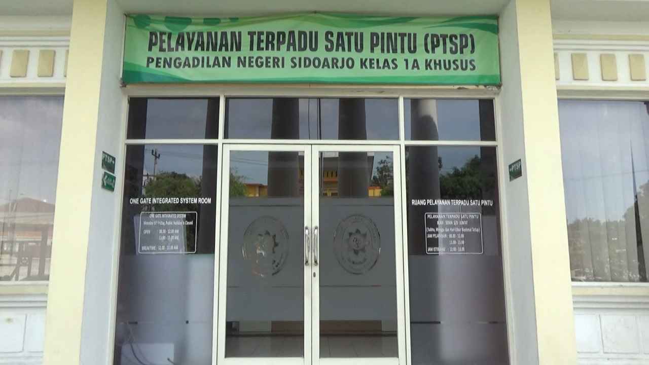 Pengadilan Negeri Sidoarjo, mulai menyidangkang gugatan clas action ribuan buruh eks pabrik-pabrik rokok kecil di Jawa Timur, Rabu (10/2)