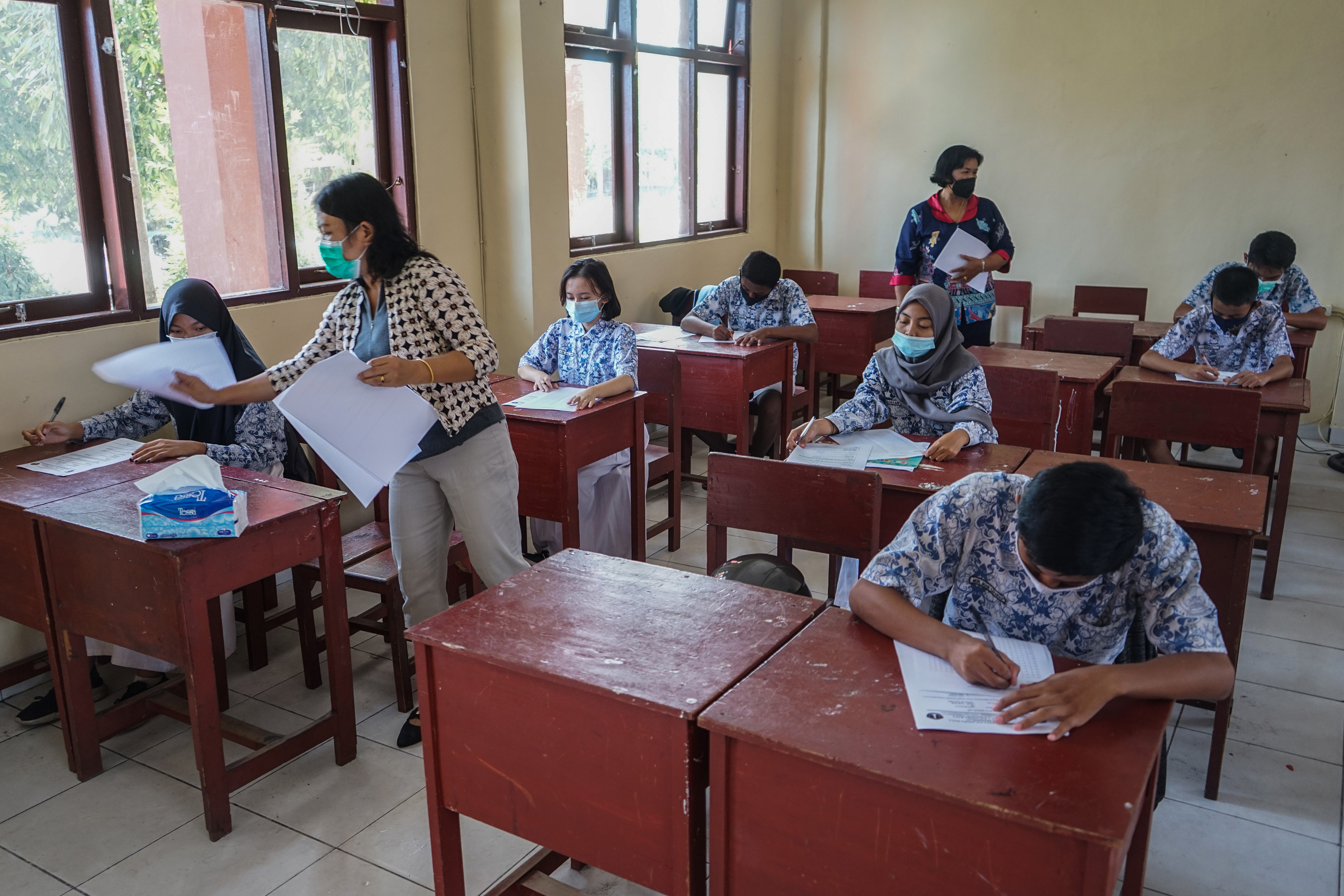 Siswa Kelas IX mengikuti kegiatan belajar secara luar jaringan (luring) di SMP Negeri 1 Palangkaraya, Kalimantan Tengah.
