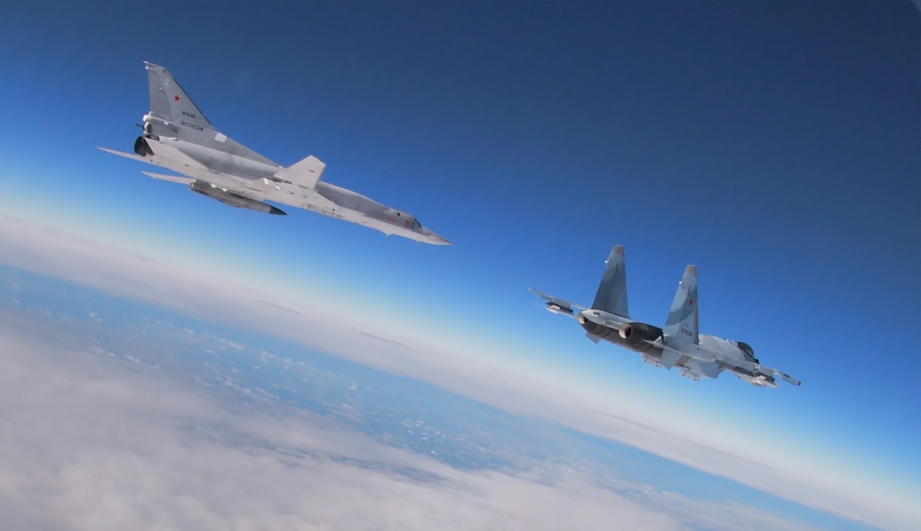 Kementerian Pertahanan Rusia merilis foto manuver pesawat pembom Tupolev Tu-22M3 Backfire dan jet tempur Su-35 yang ikuti latihan tempur.