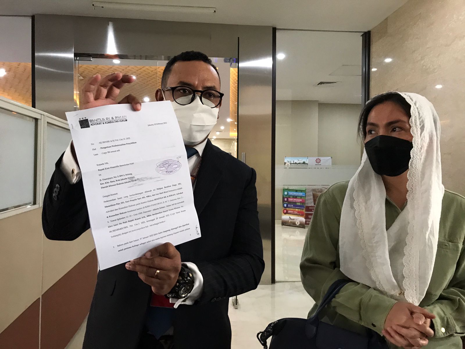 Putri Rezeki Kasad di Gedung Bareskrim Polri