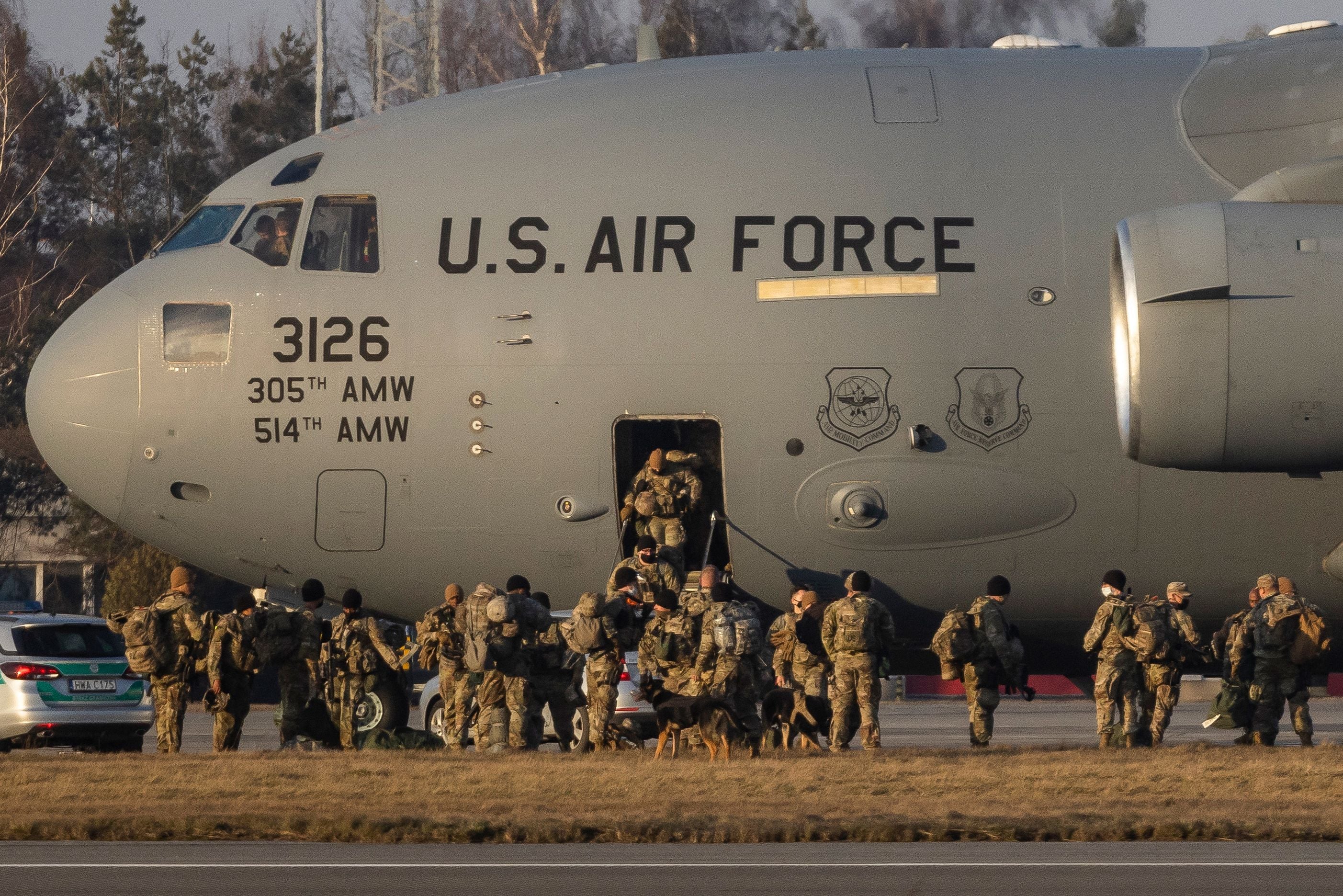 Pasukan militer AS turun dari pesawat kargo C-17 Globemaster di Bandara Rzeszow-Jasionka, Polandia, Rabu (16/2). 