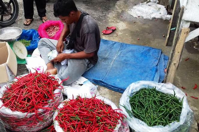 Pedagang sedang beraktivitas di Pasar Pante Teungoh, Kota Sigli, Kabupaten Pidie, Aceh. 