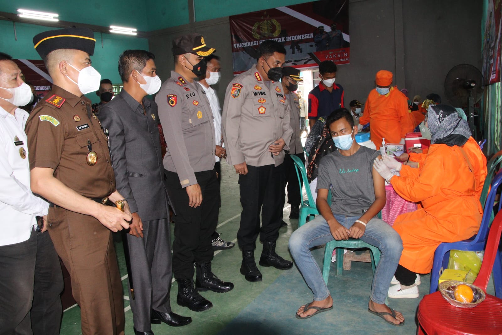 Polres Pringsewu menyaksikan proses vaksinasi covid-19