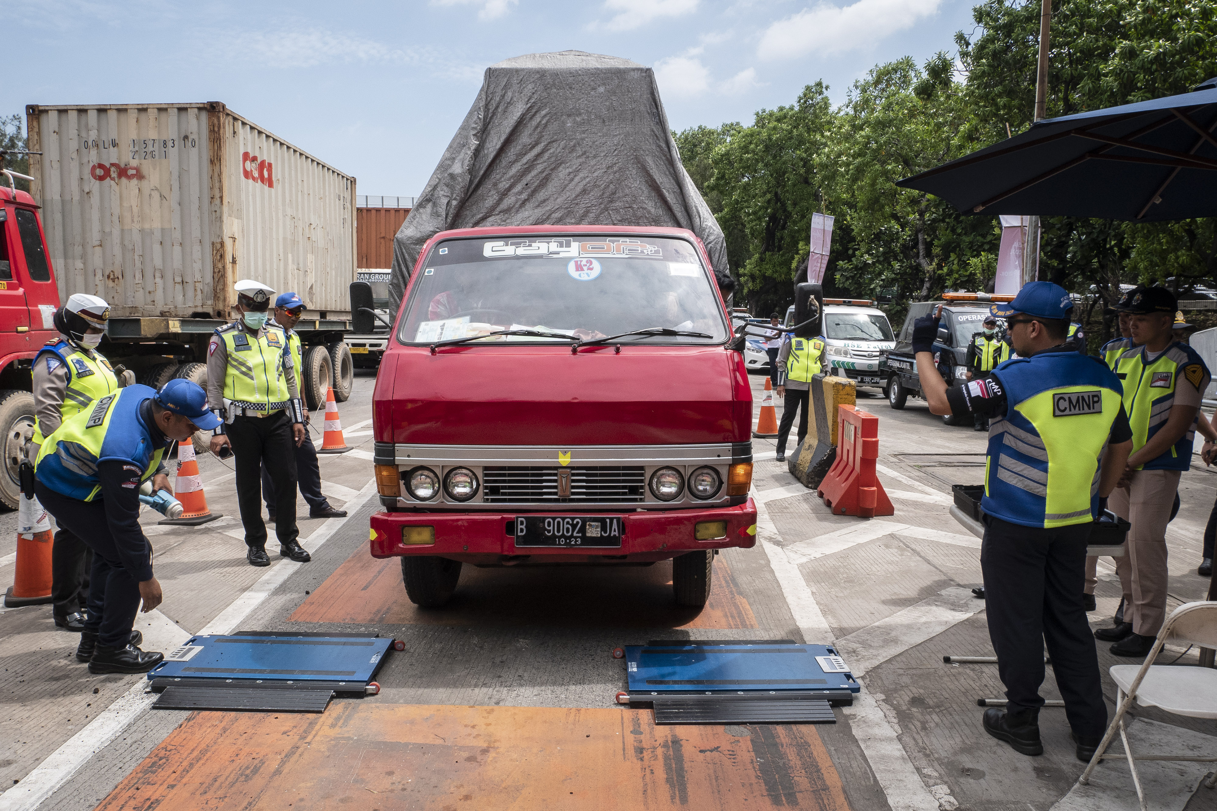 Petugas memeriksa berat truk saat melakukan pengawasan dan penindakan hukum pelanggaran ODOL (Over Dimension Over Load) di gerbang tol Tanju