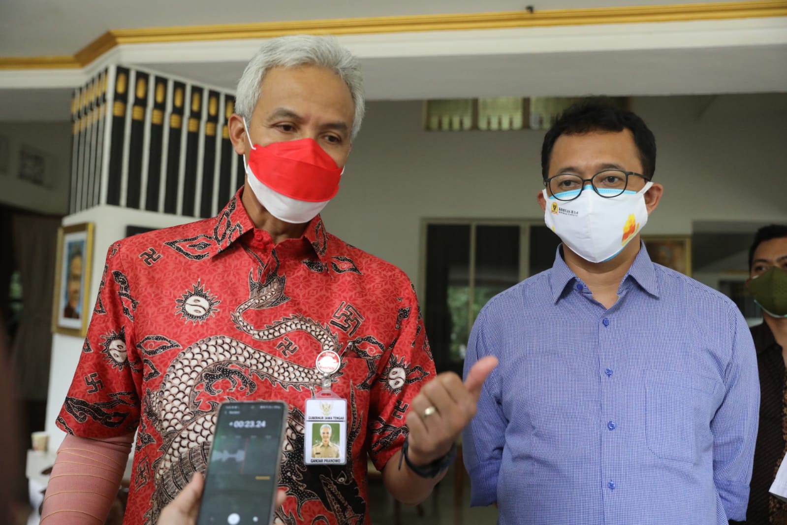 Gubernur Jawa Tengah Ganjar Pranowo bersama Komisioner Komnas HAM, Beka Ulung Hapsara (kanan)