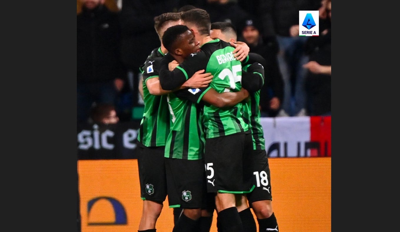 Para pemain Sassuolo melakukan selebrasi usai mencetak gol ke gawang Fiorentina di laga Serie A