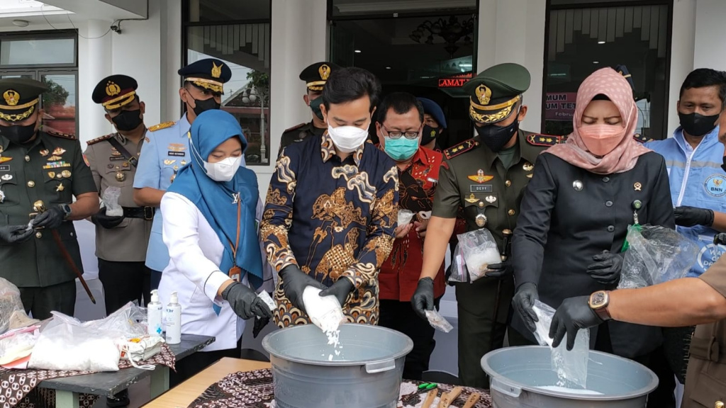 Pemusnahan sabu di halaman kantor Kejaksaan Negeri Surakarta