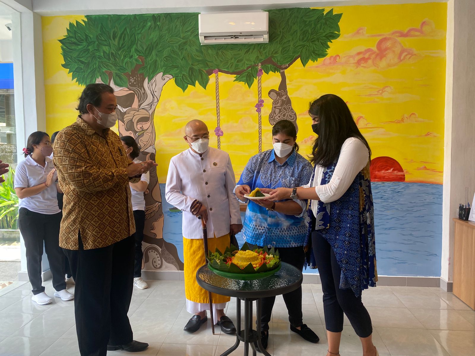 Pembukaan salah satu cabang Khaina Klinik di Bali.