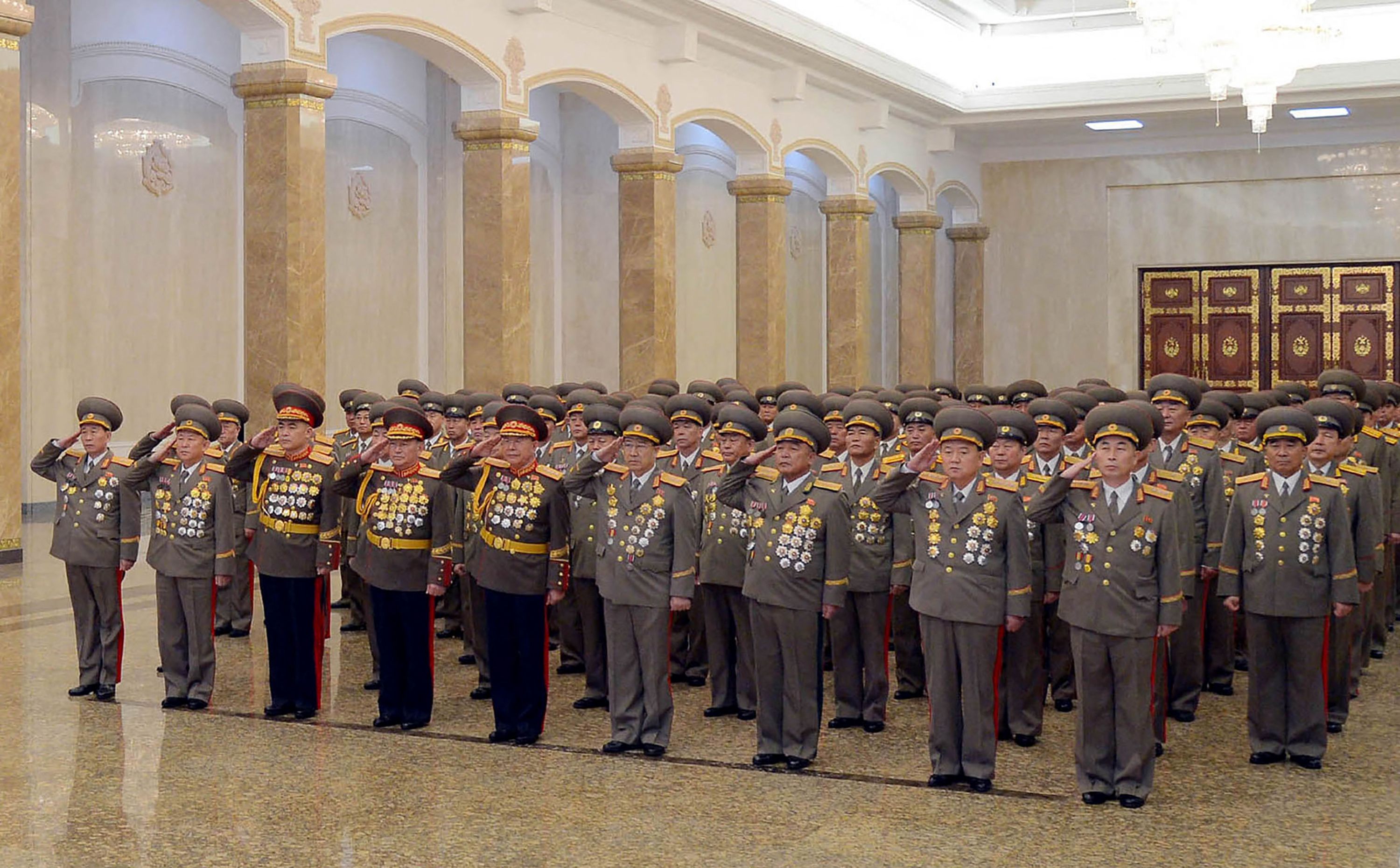 Kantor berita KCNA meliri-is foto peinggi dan anggota militer Korea Utara mengunjungi Istana Matahari Kumsusun di Pyongyang, Rabu (9/2). 