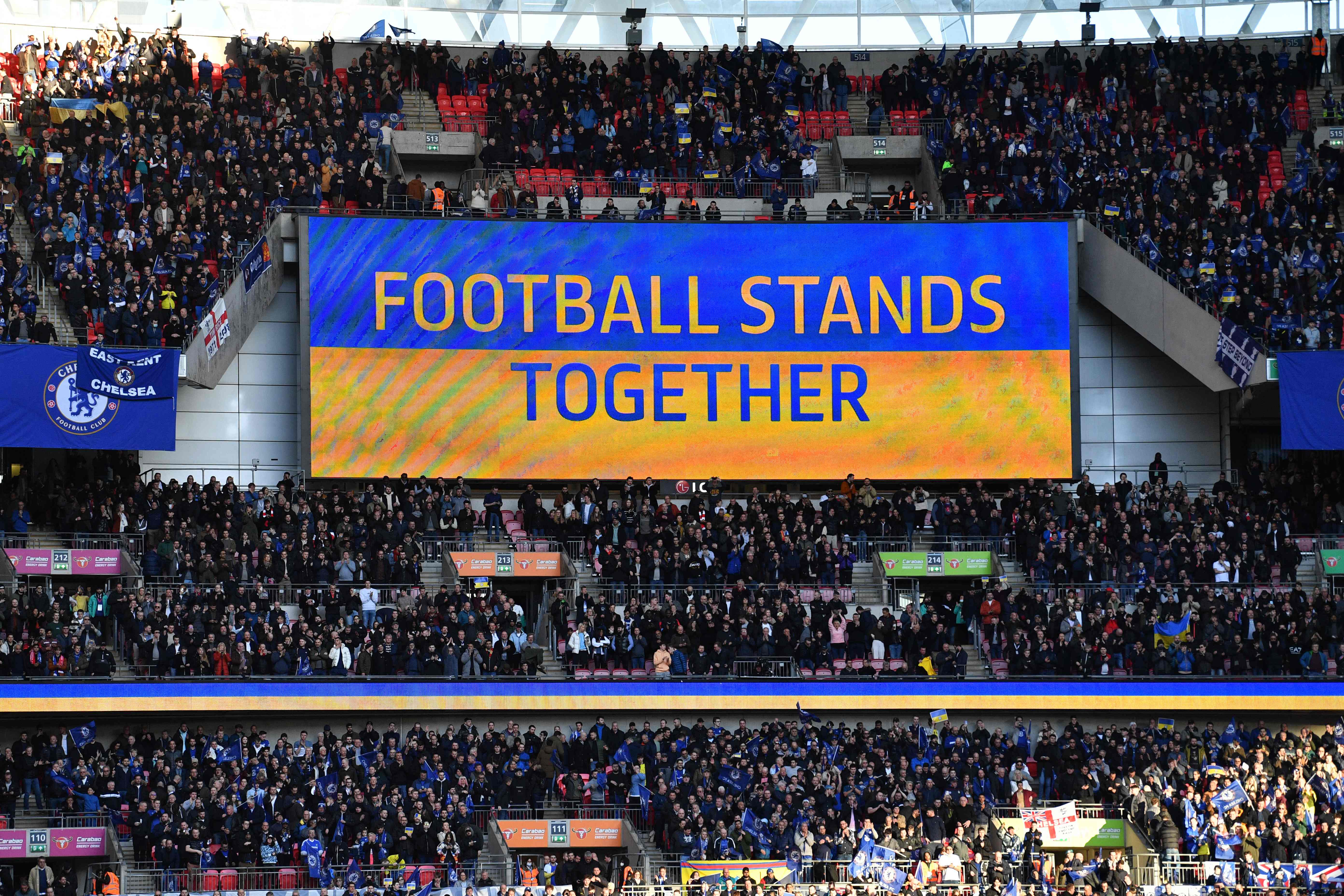 Bendera Ukraina dibentangkan saat laga Final Piala Liga antara Liverpool-Chelsea, Minggu (27/2) malam