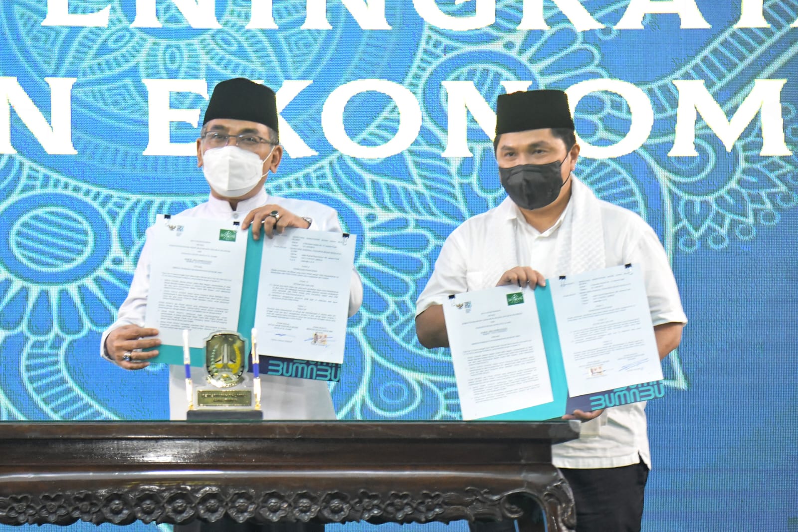 Menteri BUMN Erick Thohir dan Ketua Umum PBNU Yahya Cholil Staquf  memperlihatkan MoU yang telah ditandatanganinya, Kamis (17/2)