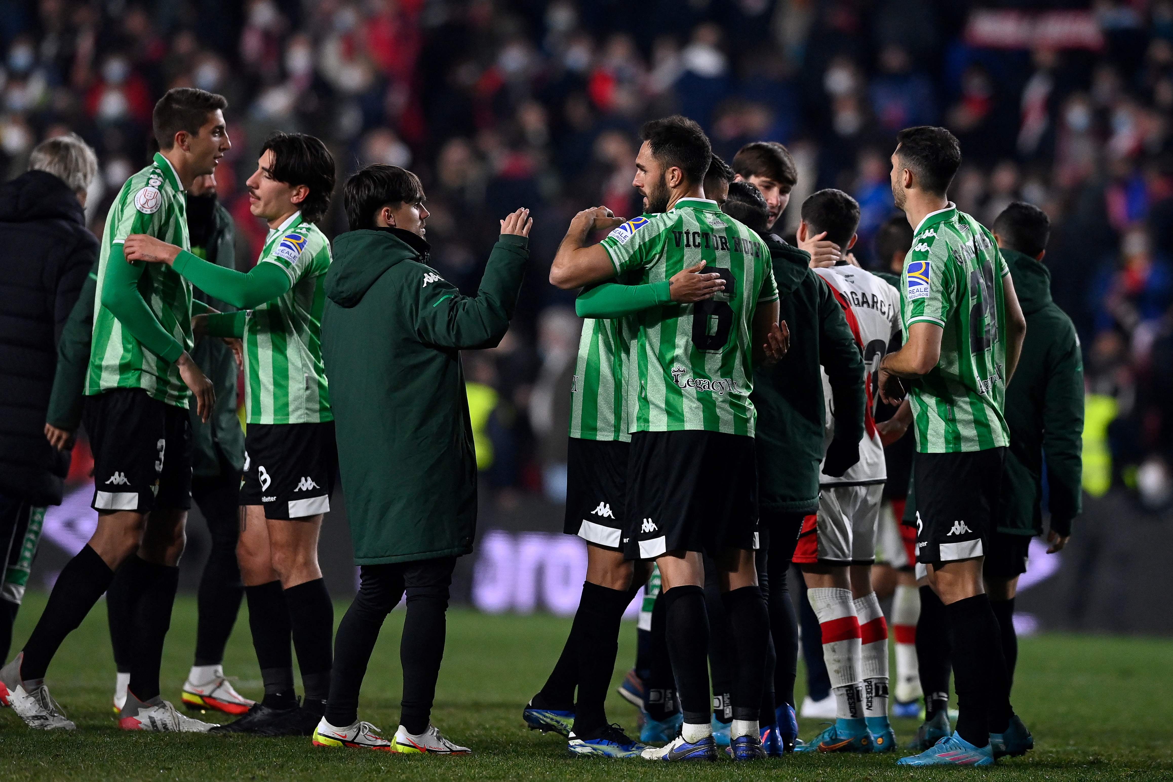 Par apemain Real Betis merayakan keberhasilan mereka mengalahkan Rayo Vallecano di laga leg pertama Copa del Rey.