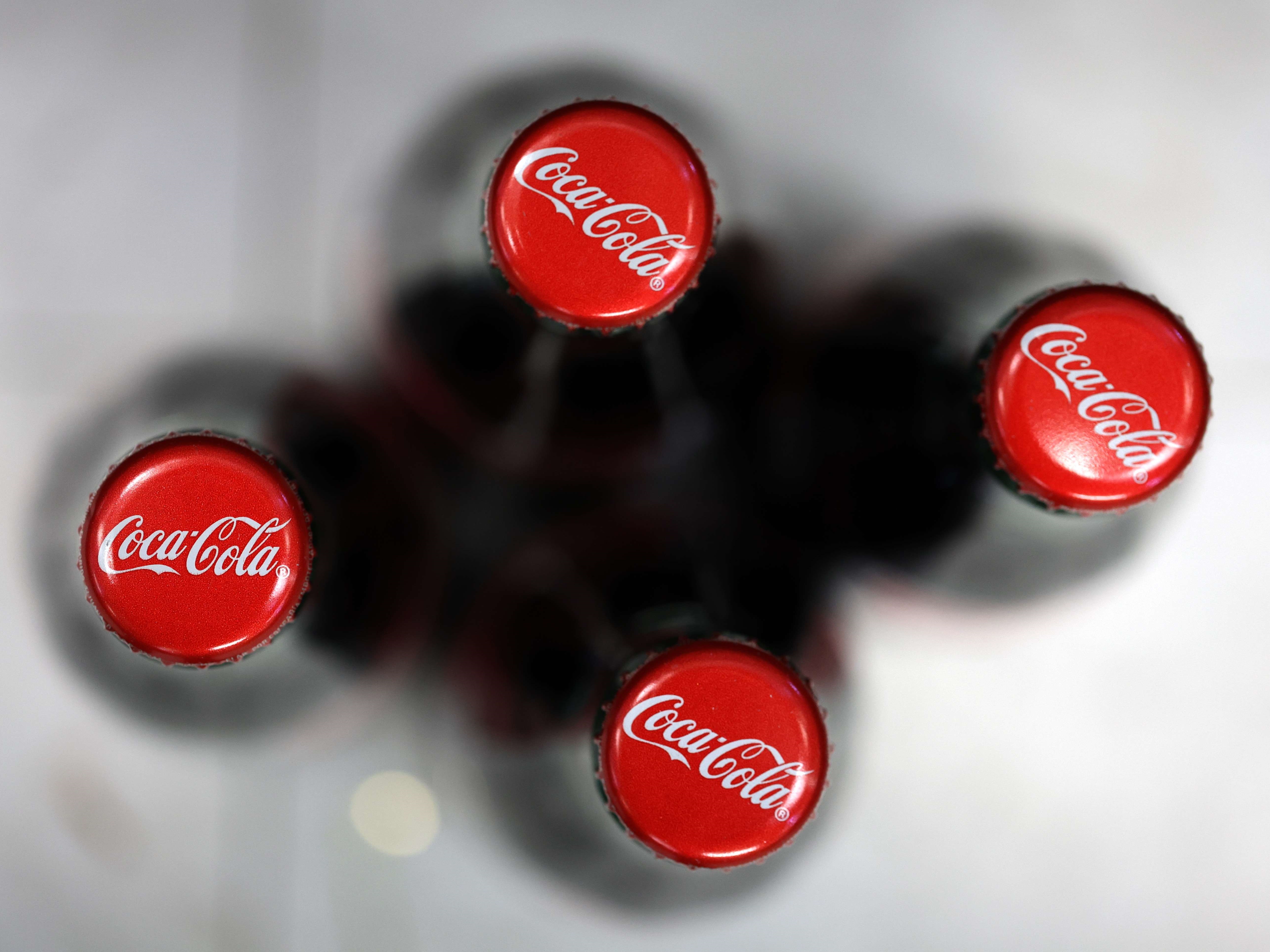 Tutup botol terlihat di bagian atas botol Coca Cola di Colonial Liquors pada 10 Februari 2022 di Corte Madera, California, AS.