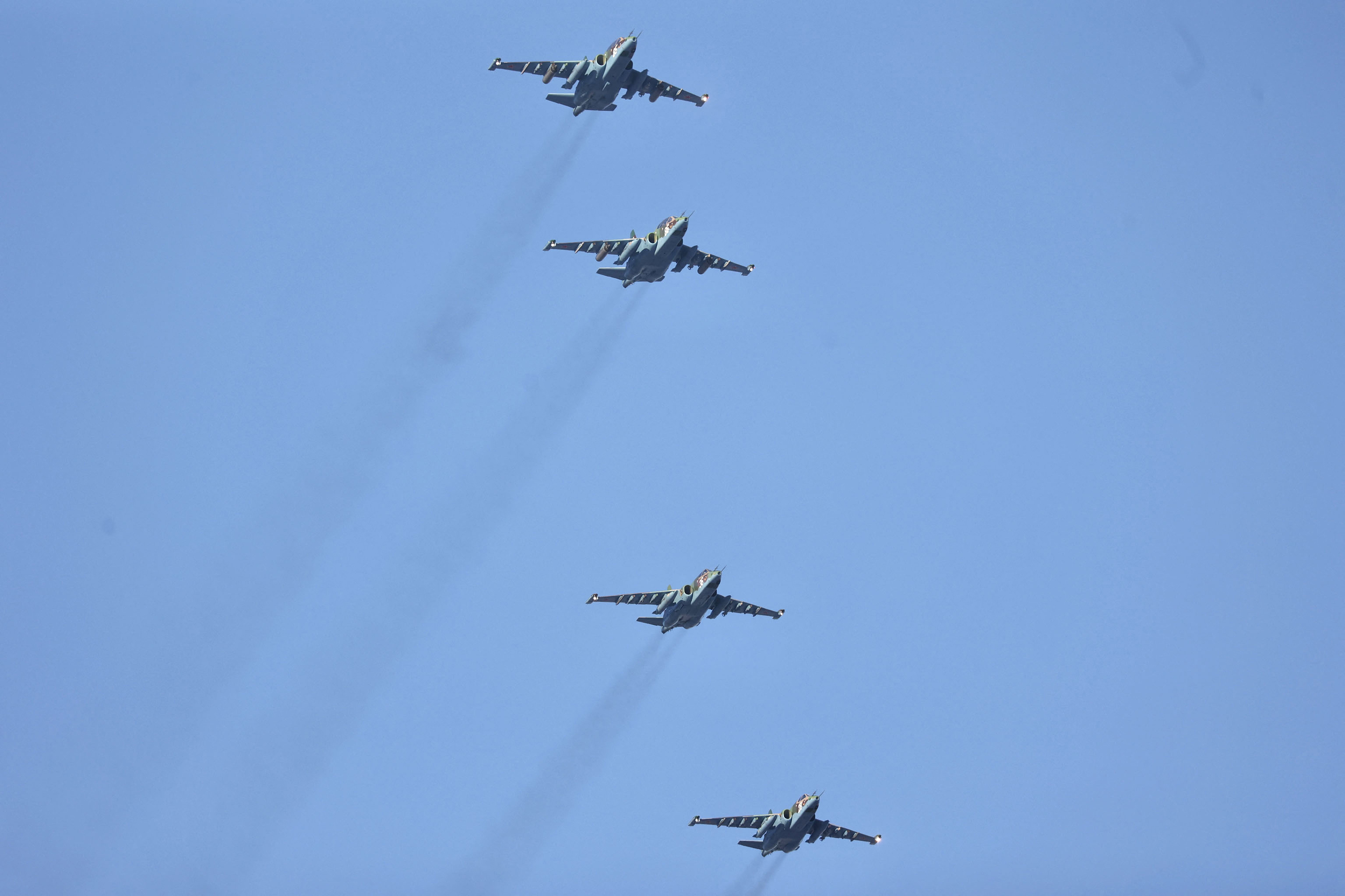 Jet-jet tempur melakukan formasi saat latihan militer bersama Rusia dan Belarus di wilayah Grodno, Belarus, pada Sabtu (12/2).