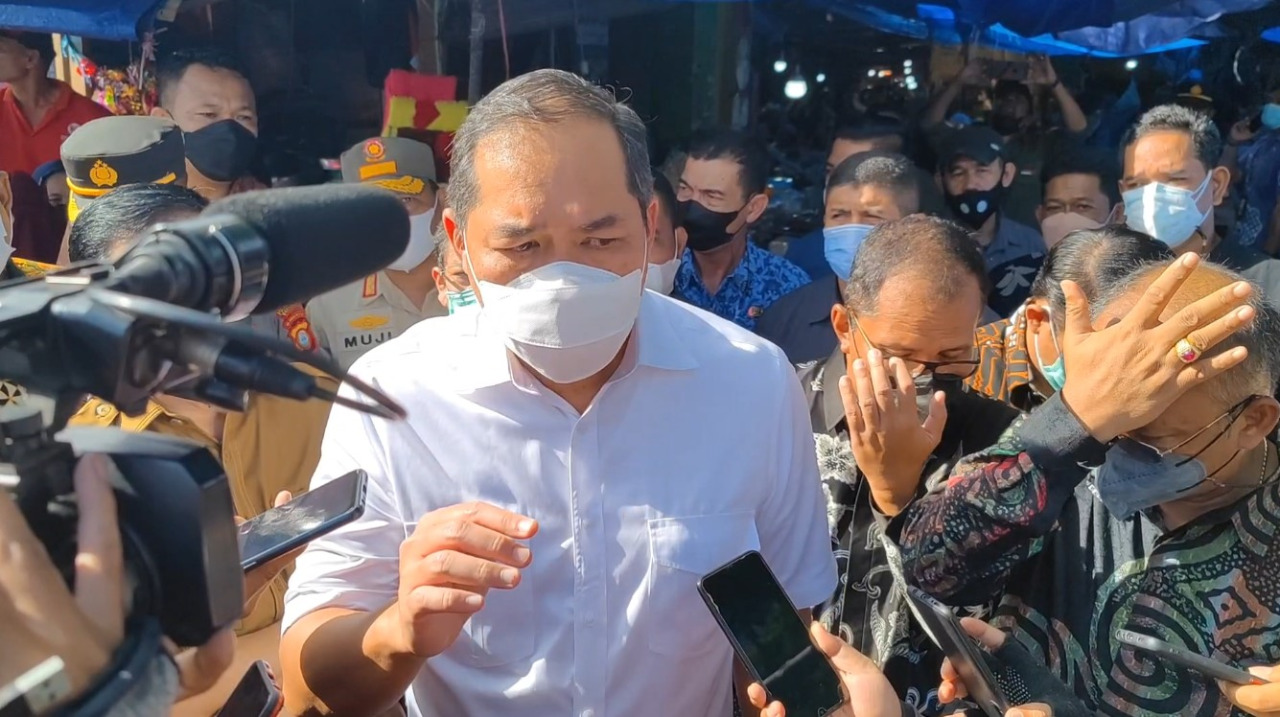 Menteri Perdagangan M Lutfi melakukan sidak di Pasar Pa'baeng-baeng Makassar, Kamis (17/2/2022).