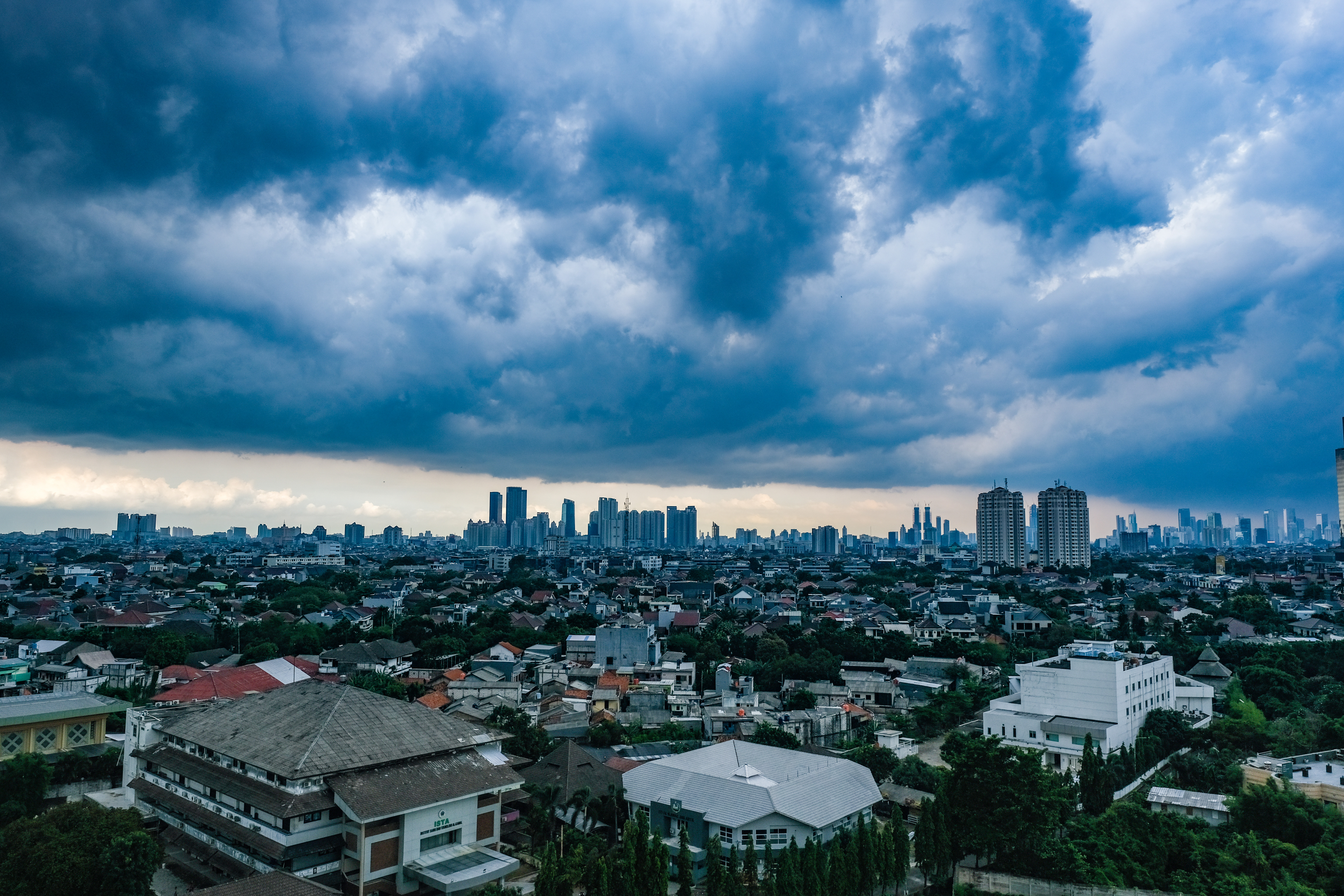  Awan hitam menutupi langit Jakarta, Selasa (11/1/2022).