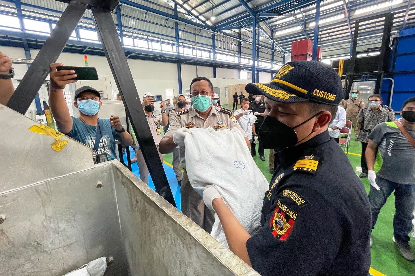 Proses pemusnahan biji-bijian asal Malaysia.