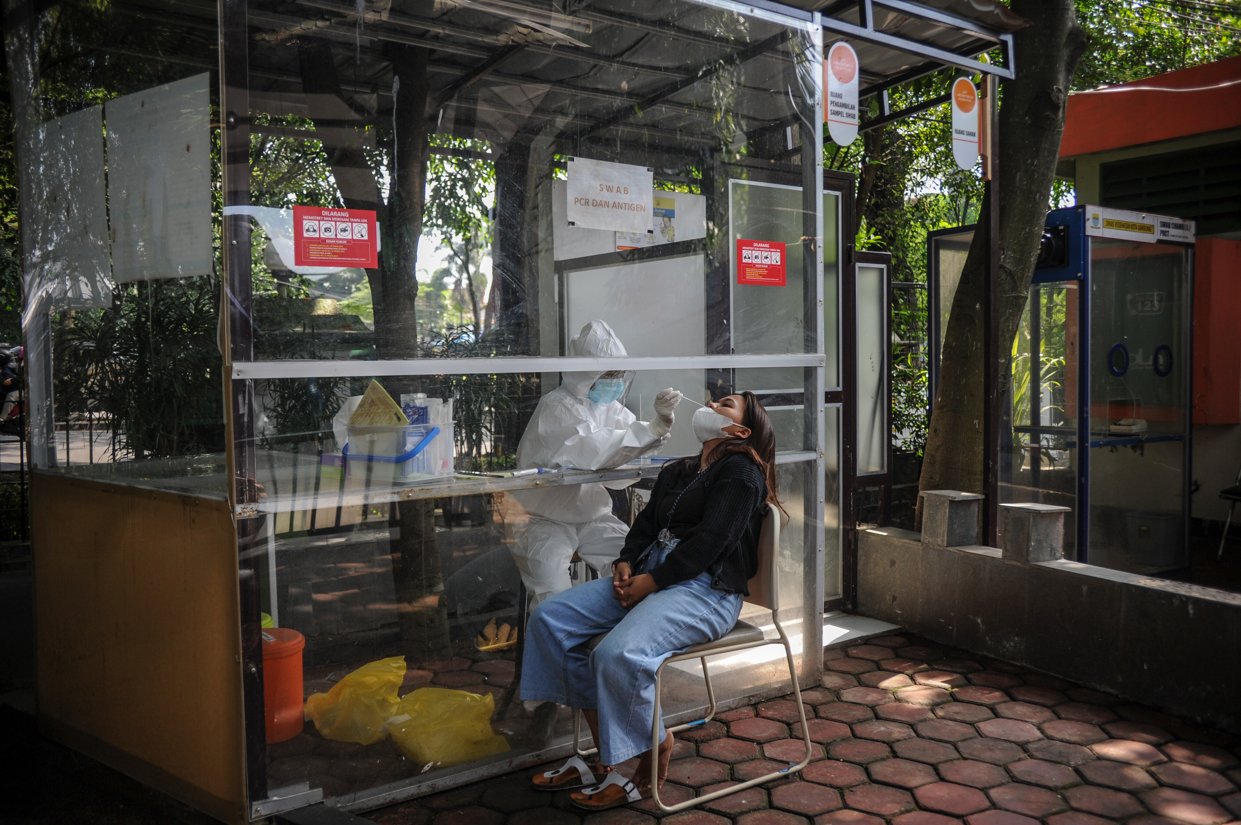Tenaga kesehatan di Dinas Kesehatan Kota Bandung melakukan tes PCR kepada suspek Covid-19